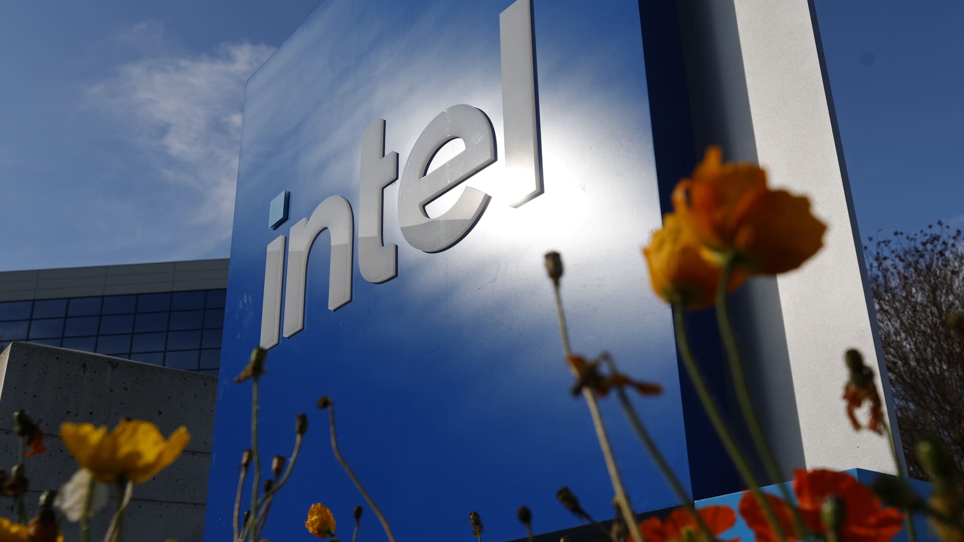 „Apple“ derybos su „Intel“ dėl lustų supurtė rinką: akcijos šovė 13 proc. į rekordą