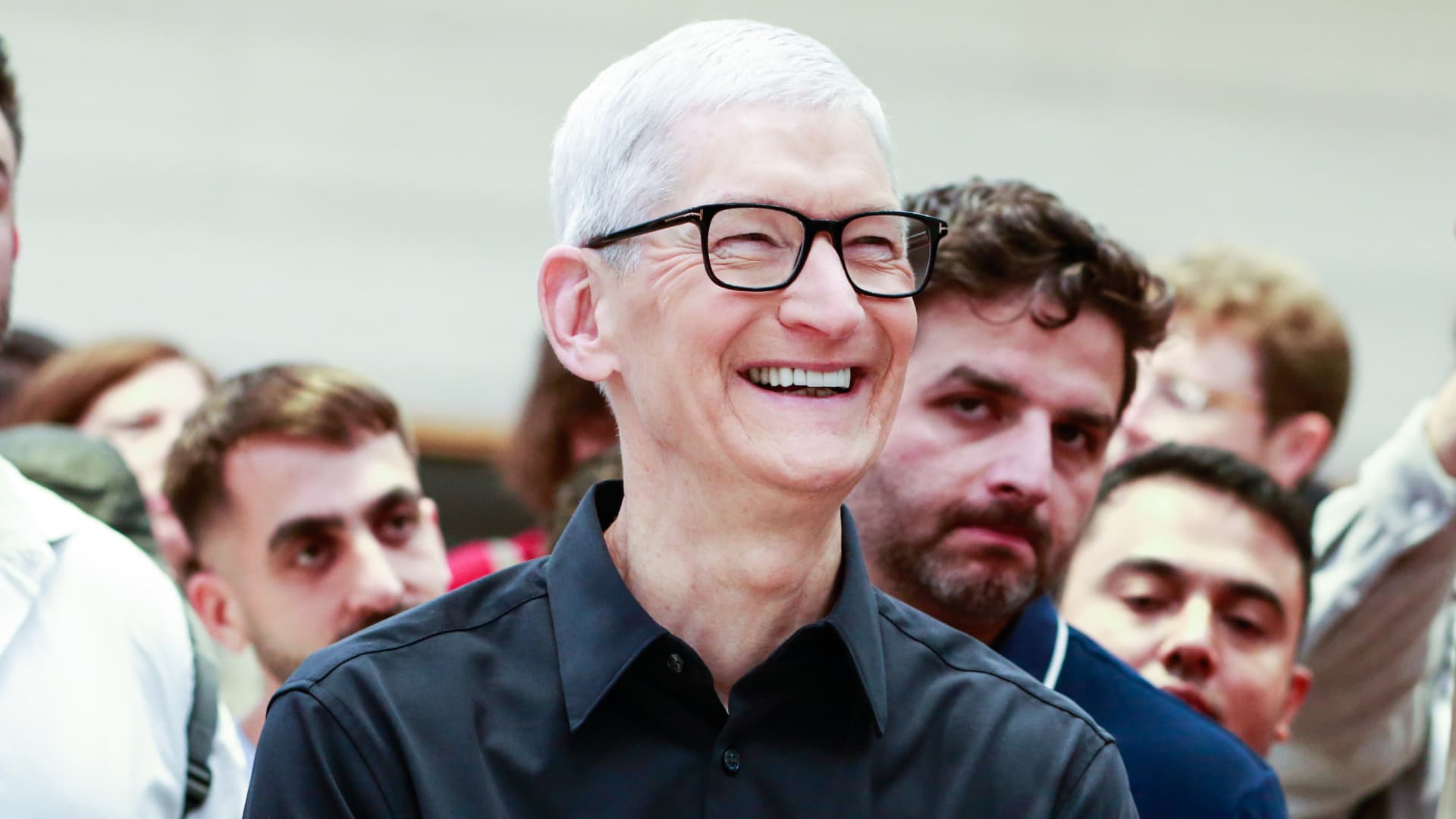 „Apple“ rekordinis ketvirtis ir netikėta rokiruotė: Timas Cookas traukiasi, DI naujienos jau pakeliui
