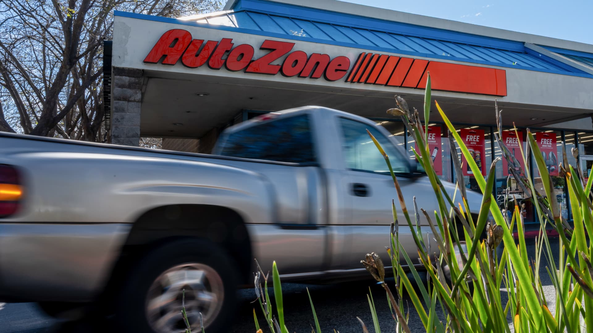 „AutoZone“ akcijoms – juodžiausia diena per 4 metus: kas išgąsdino rinką, nors rezultatai pranoko?