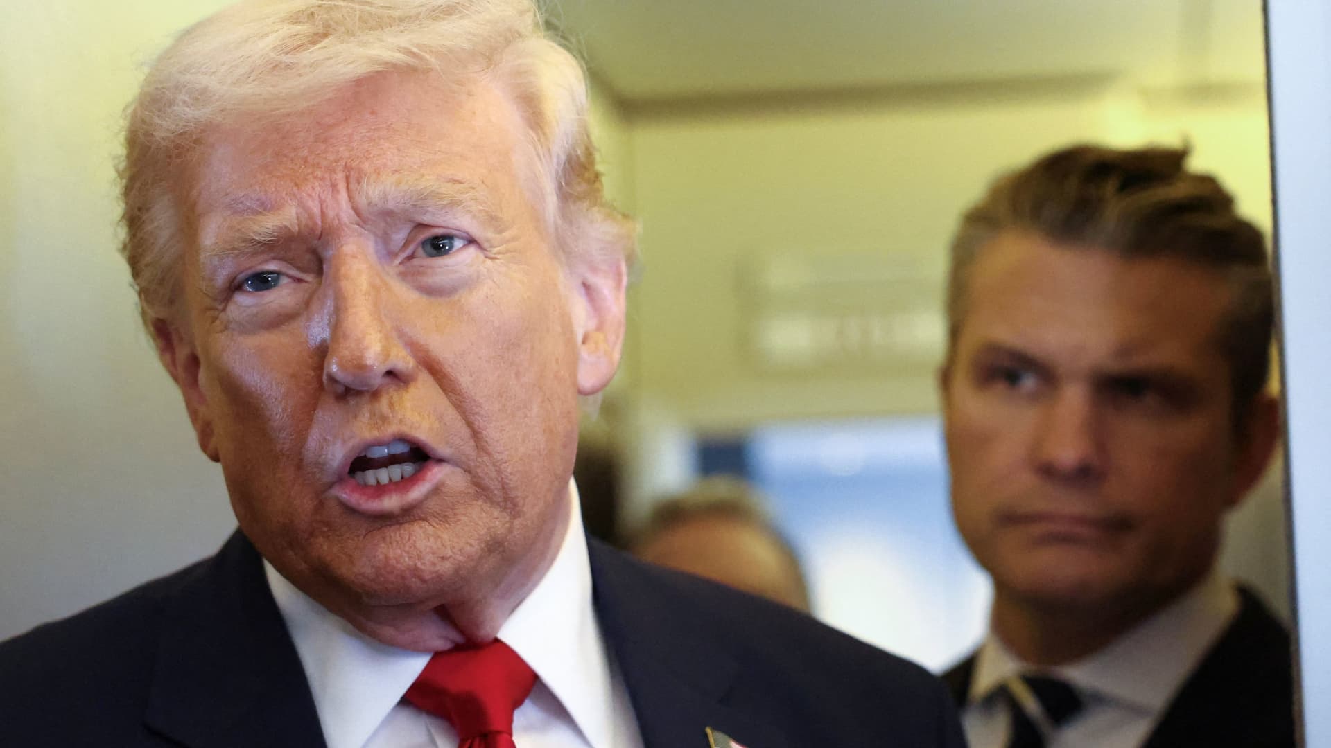 Trumpas pagyrė „Palantir“ akcijas, o dokumentai atskleidė: pirko dar prieš įrašą „Truth Social“