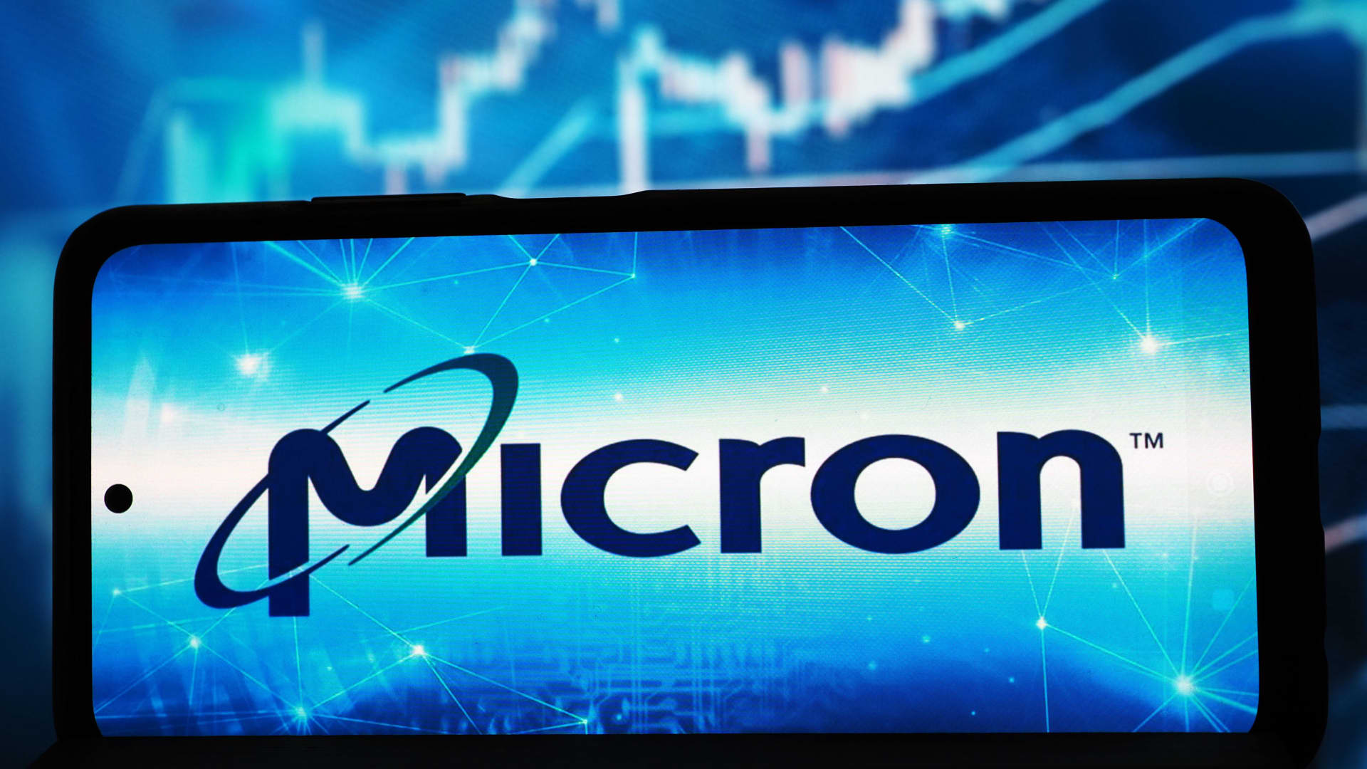 „Micron“ akcijos vėl šauna į viršų: rinkai stringant, atminties lustų bumas atrodo nesustabdomas