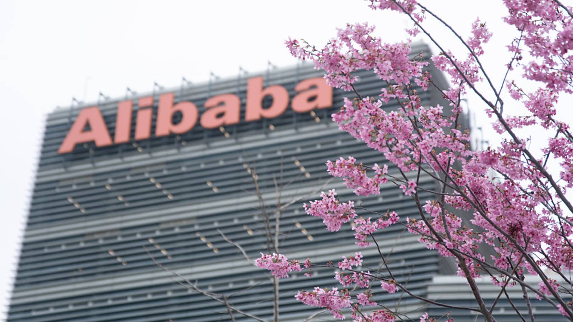 „Alibaba“ pelno smūgis pribloškė: investuoja į DI ir debesis, bet pagrindinis rodiklis krito 84 proc.