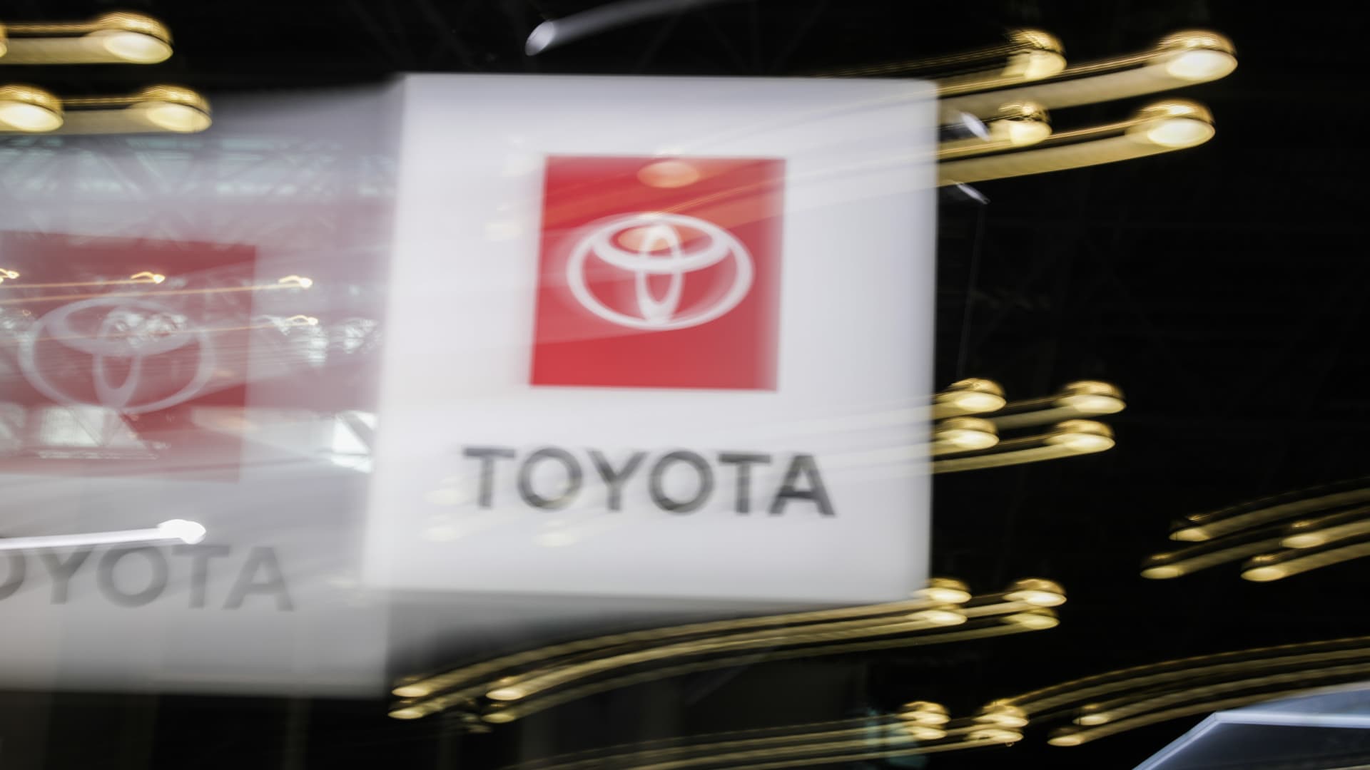 „Toyota“ pelnas smigo 49 proc.: JAV tarifai smogė skaudžiai, prognozė kirpta daugiau nei penktadaliu
