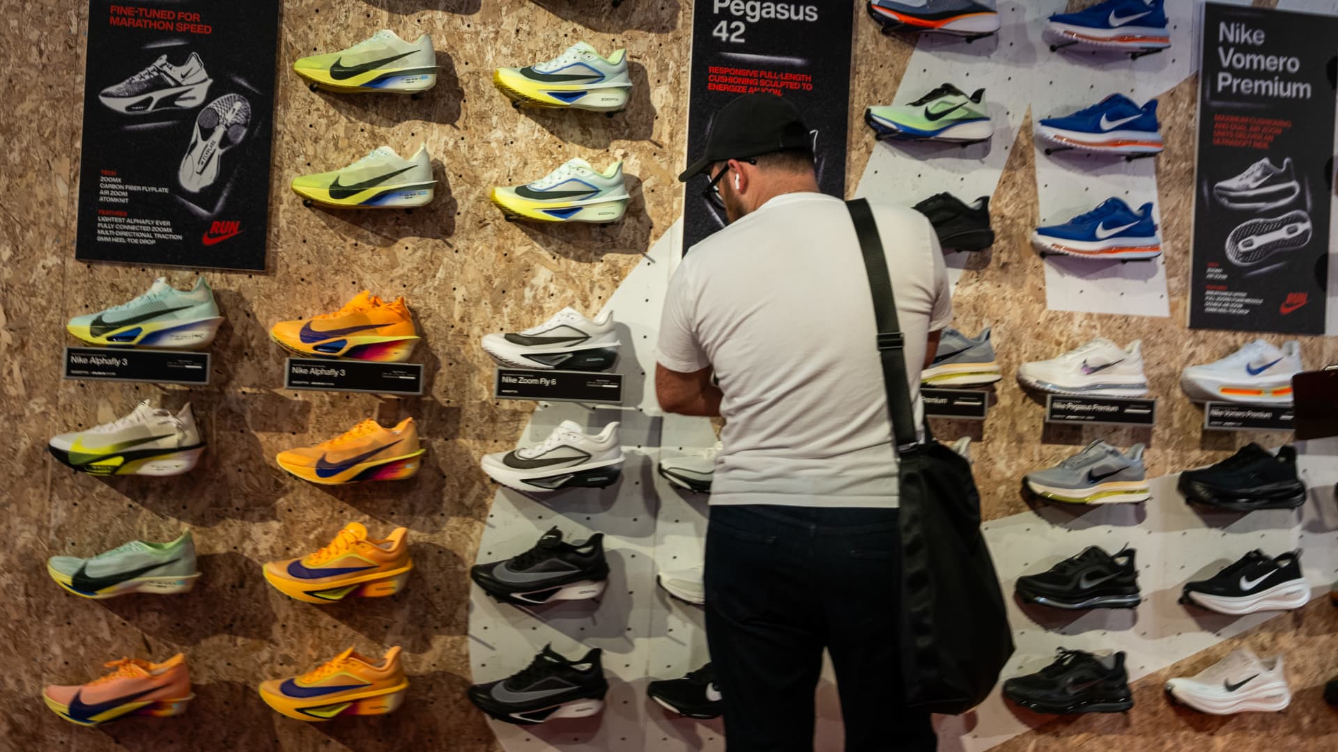 Jim Cramer įspėja: „Nike“ gali smukti dar ilgai – DI bumas palieka vartojimo akcijas šešėlyje