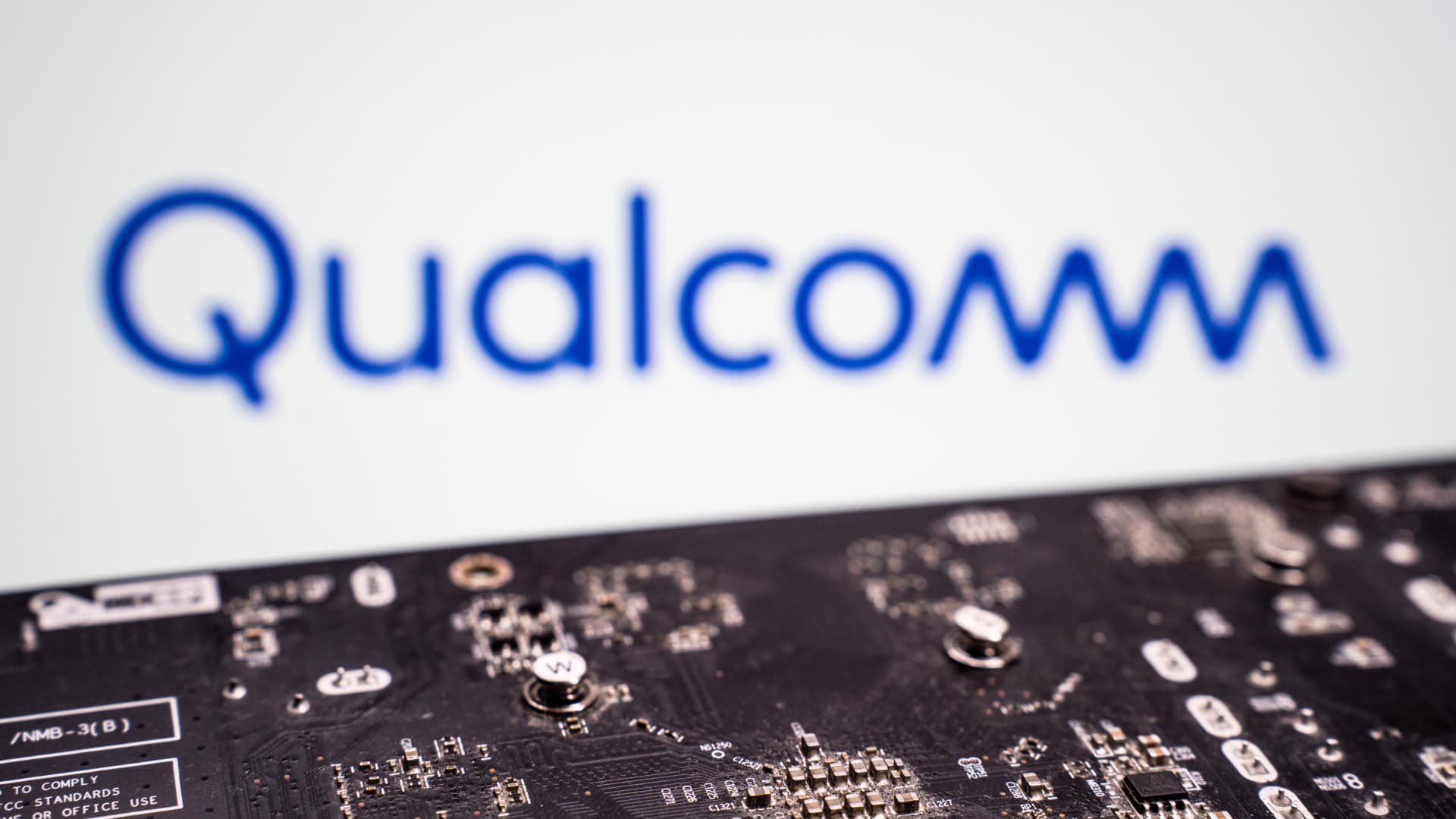 DI euforija baigėsi? „Qualcomm“ smuko 11 proc., krenta ir „Intel“ – kas nutiko rinkose