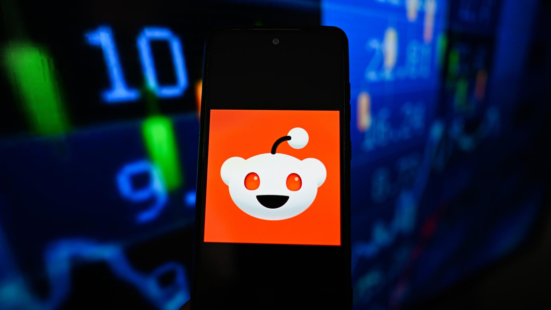 „Meta“ smogia „Reddit“: dėl naujos programėlės akcijos smuko beveik 6 proc.