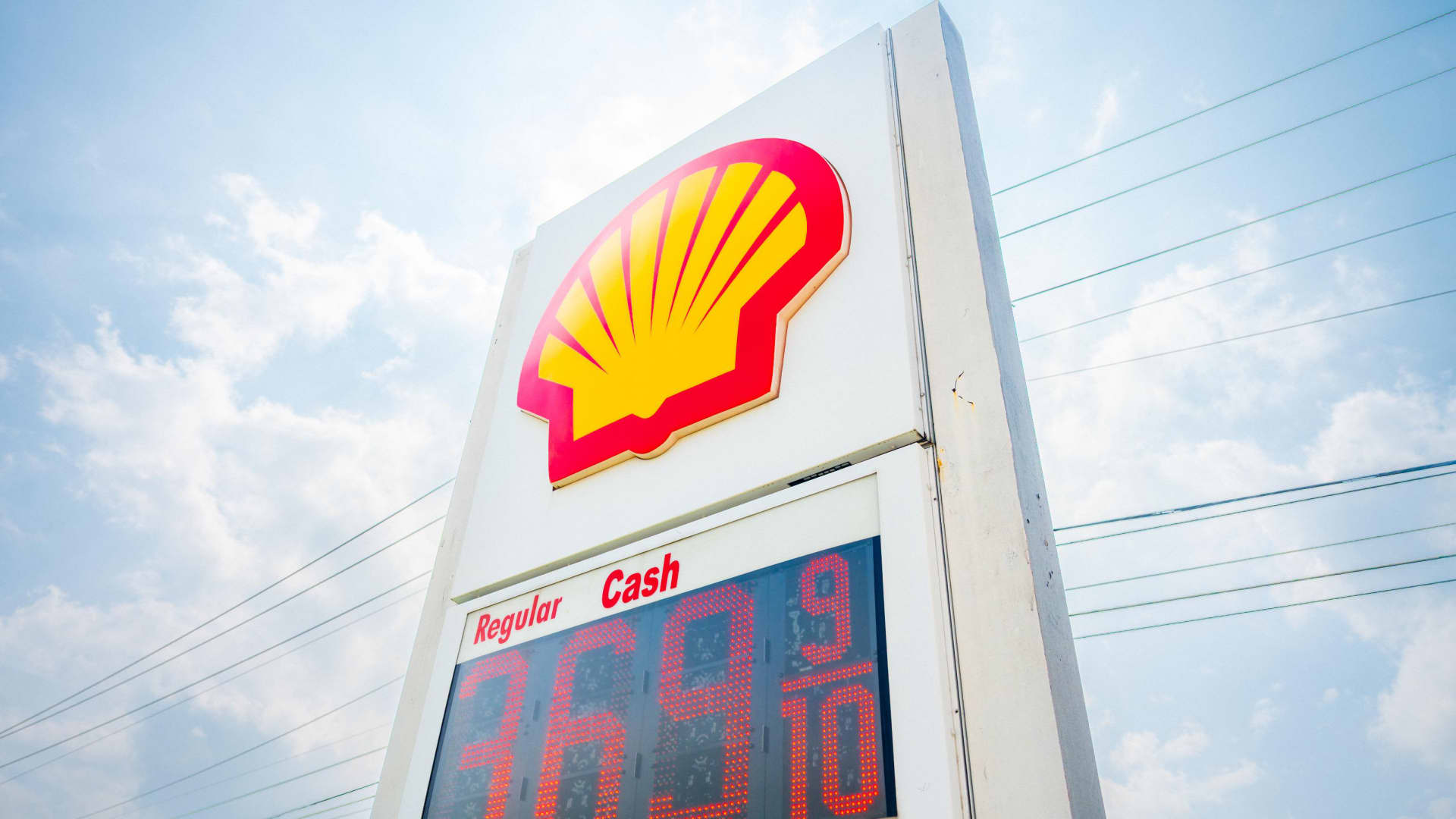 „Shell“ pelnas šoktelėjo dėl Irano karo: naftos kainos kilo, bet akcijų supirkimas mažinamas