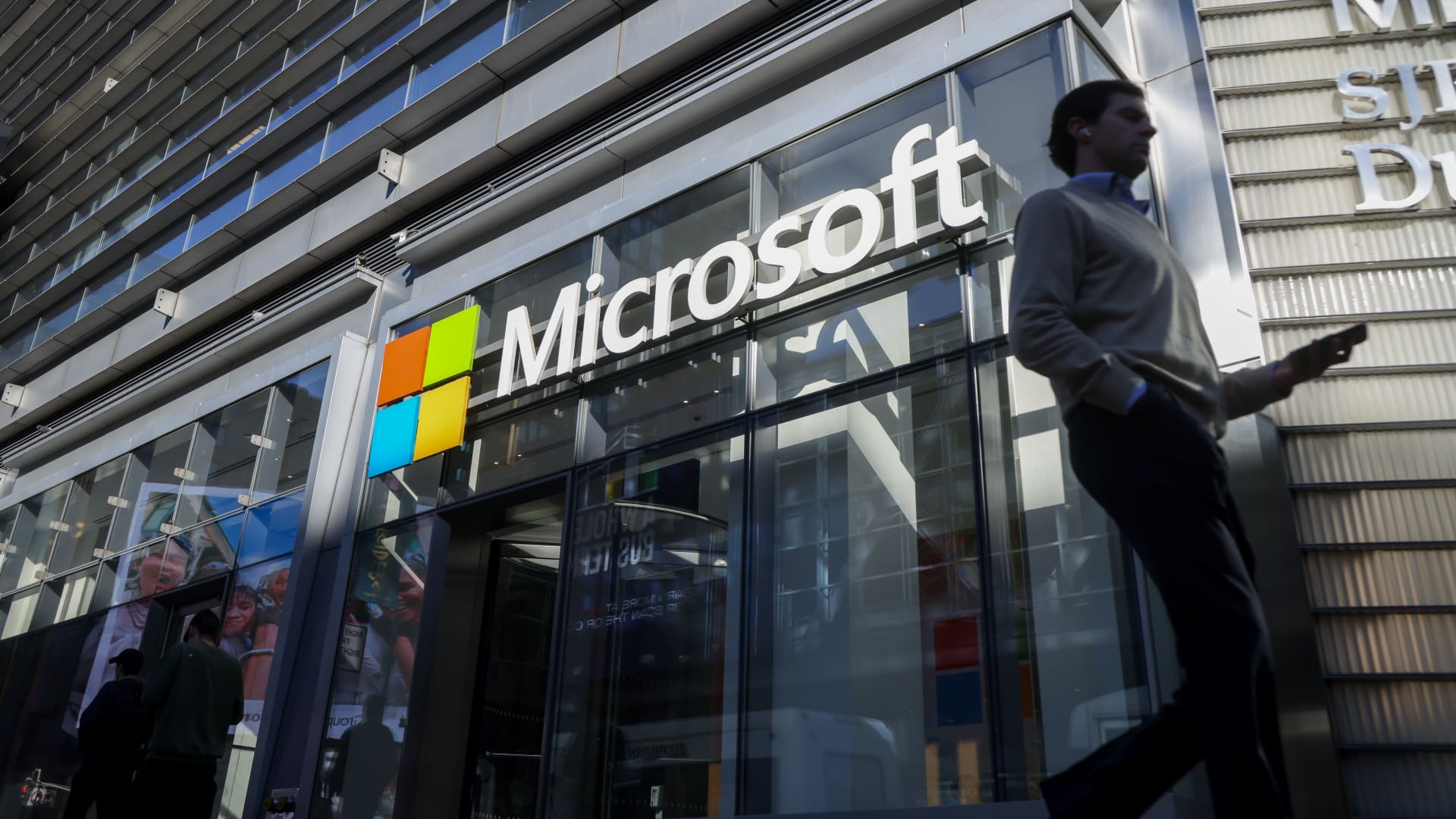 Milijardierius Billas Ackmanas netikėtai stojo į „Microsoft“ pusę: kodėl akcijos šoko