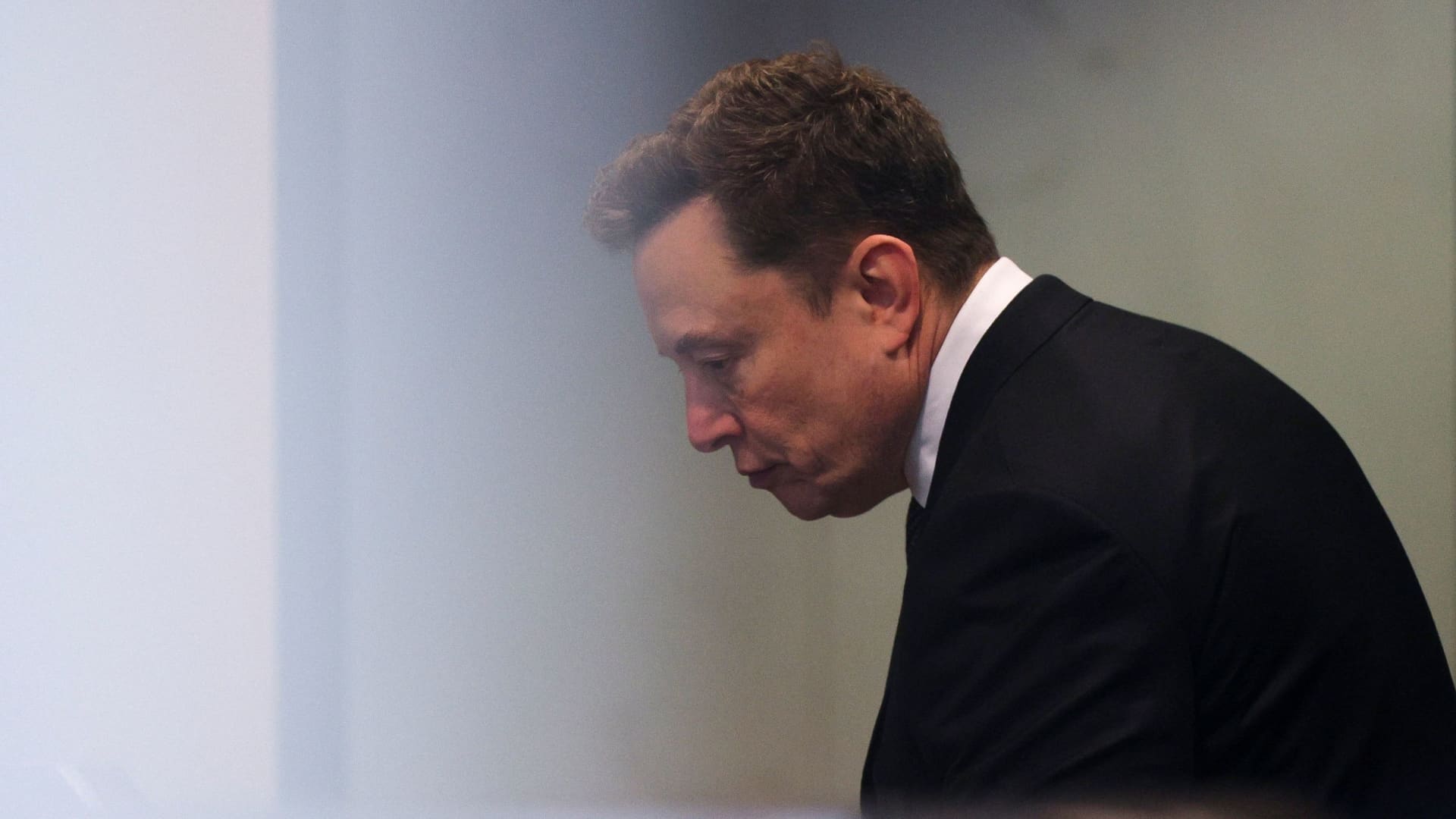 SEC ir Elonas Muskas užbaigia „Twitter“ bylą: už pavėluotą atskleidimą – 1,3 mln. eurų bauda