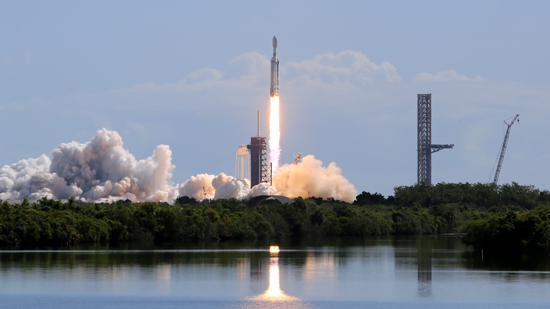 Mega IPO banga: „SpaceX“ ir „OpenAI“ ruošiasi rekordams, analitikai įspėja apie viršūnę