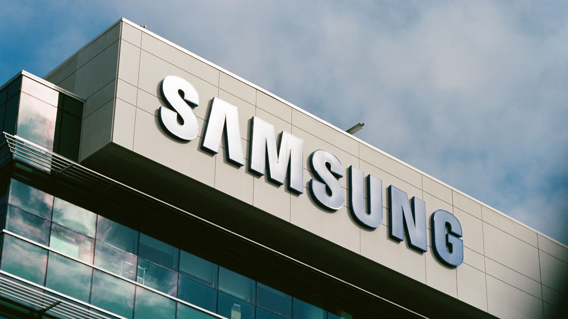„Samsung“ akcijos šovė daugiau nei 15 proc.: DI bumas įvertinimą pakėlė virš 1 trln. dolerių ribos