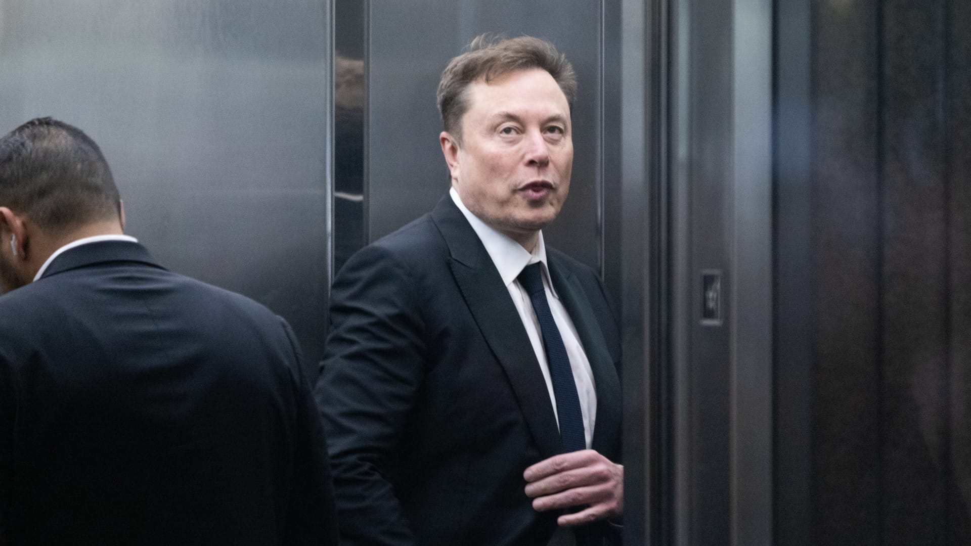 Muskas teisme smogė Altmanui: negalite pavogti labdaros – kas iš tiesų vyksta „OpenAI“ byloje