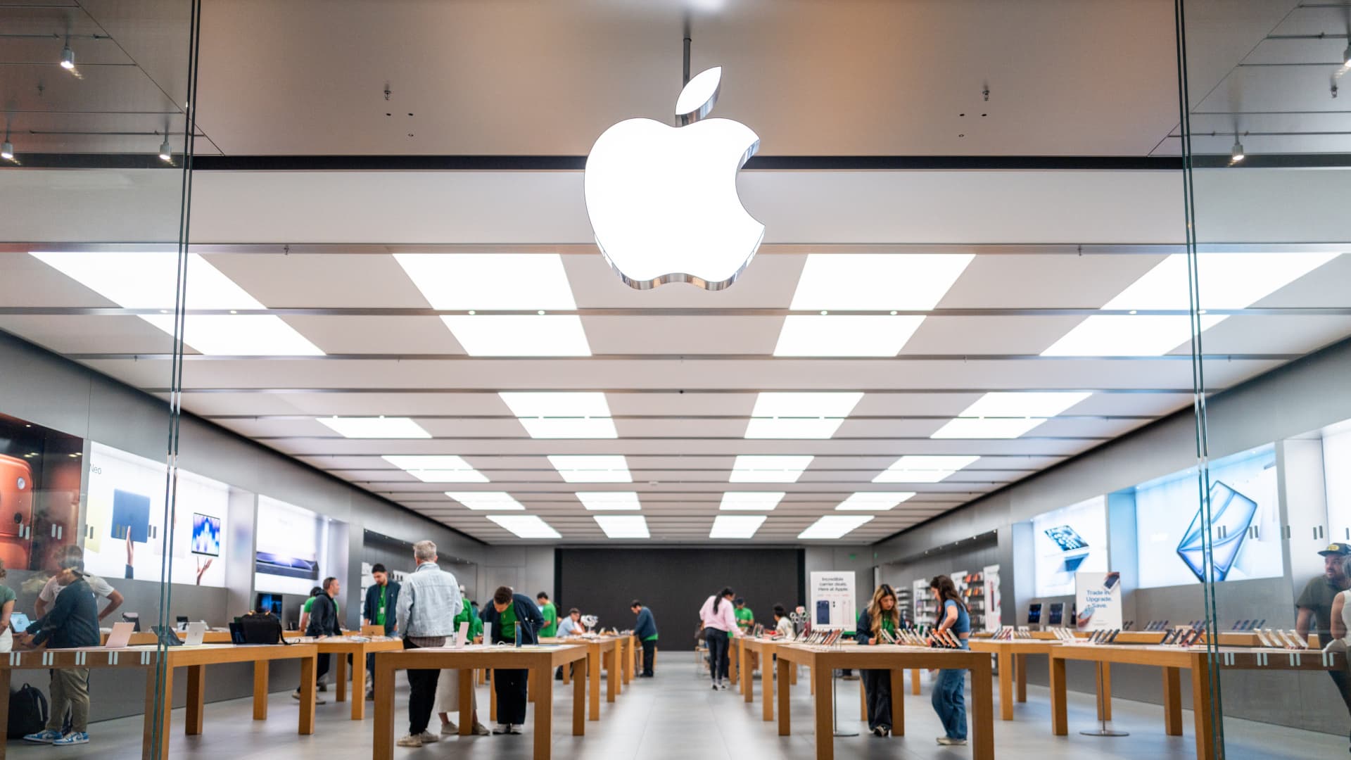 „Apple“ rezultatai ir JAV sprendimai sudrebino rinkas: investuotojai nubudo į kitokią dieną
