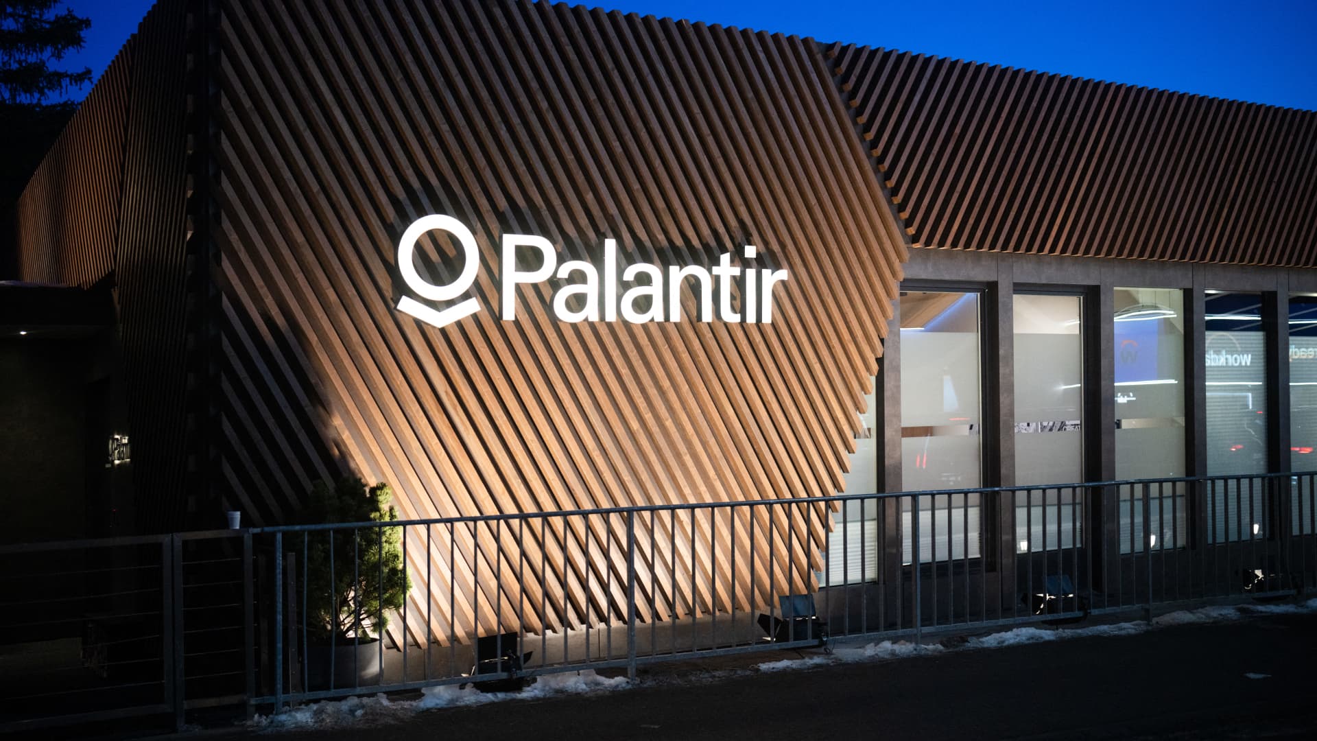 Įtampa su Iranu krečia rinkas: „Palantir“ šuolis, Elono Musko taika su SEC ir „Amazon“ ėjimas