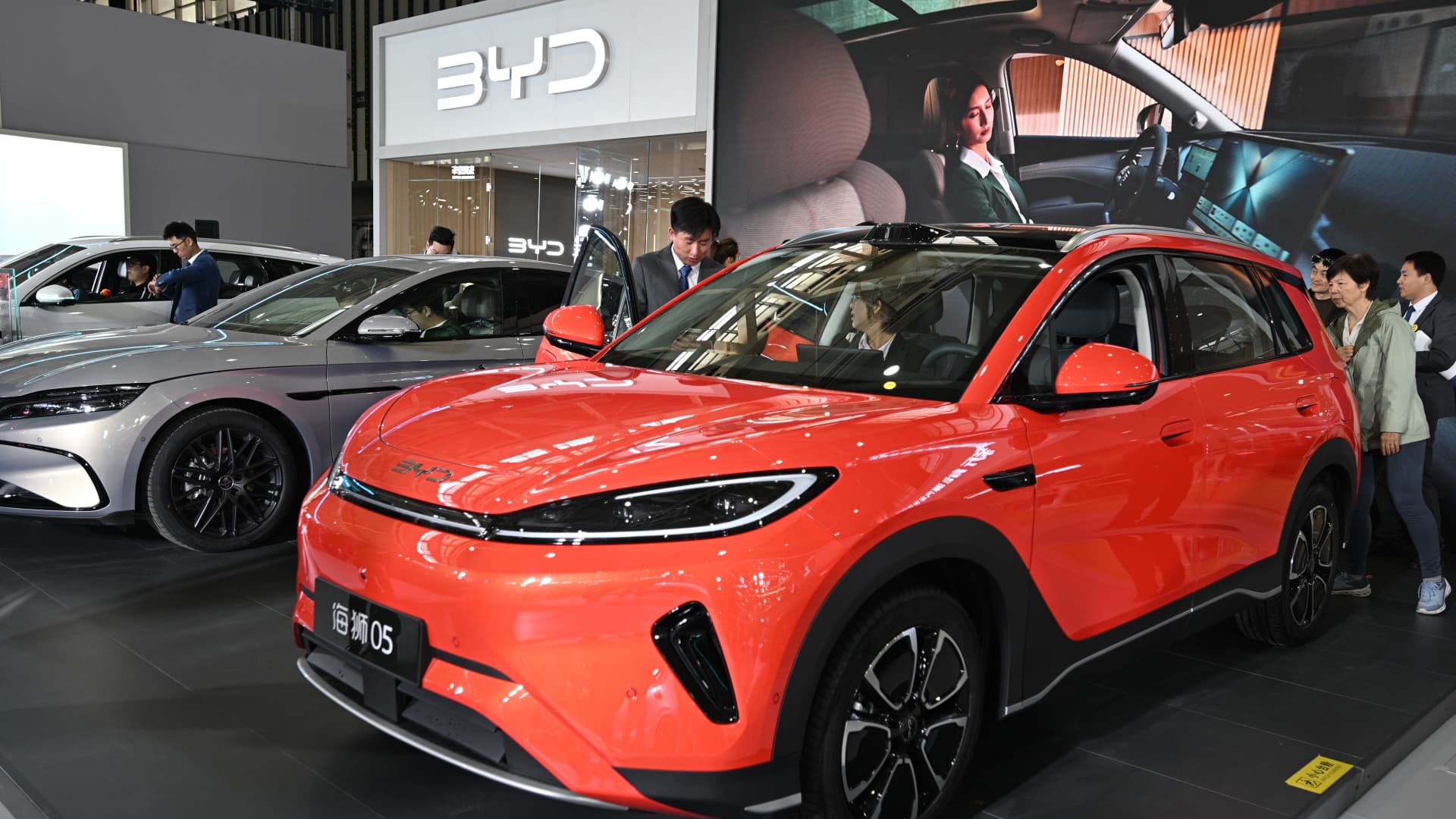 „BYD“ pardavimai smunka jau 8 mėnesį: varžovai muša rekordus, o viltis vis labiau – eksportas