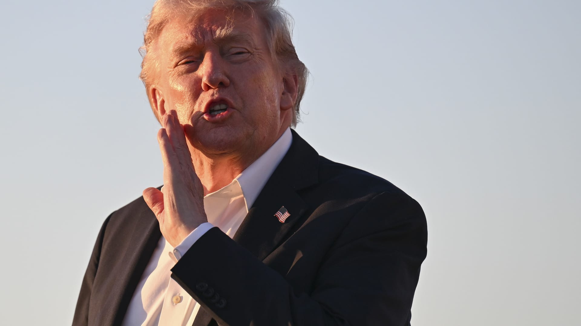 Trumpo administracija imasi DI kontrolės: bus tikrinami „Google“, „Microsoft“ ir „xAI“ modeliai