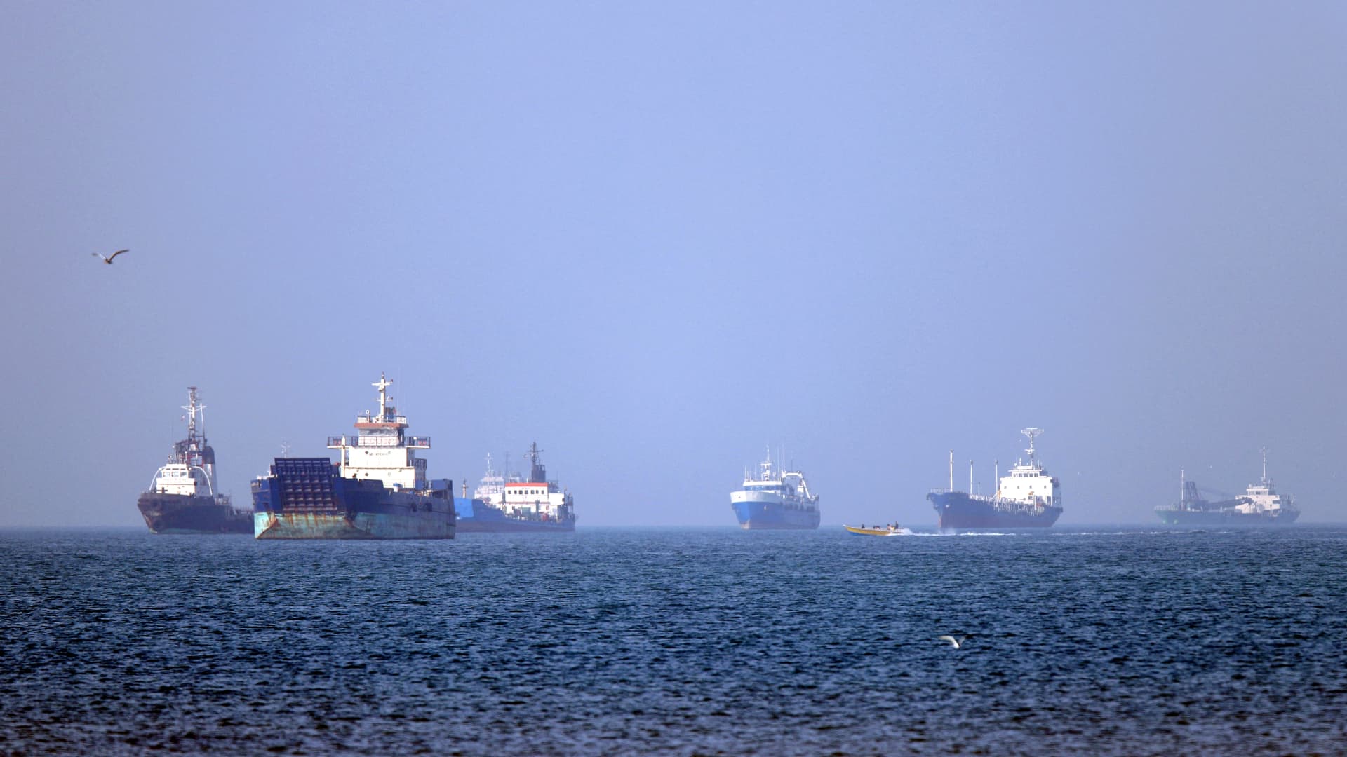 „Maersk“ laivas prasibrovė per Hormuzo sąsiaurį su JAV karine apsauga: įtampa kyla