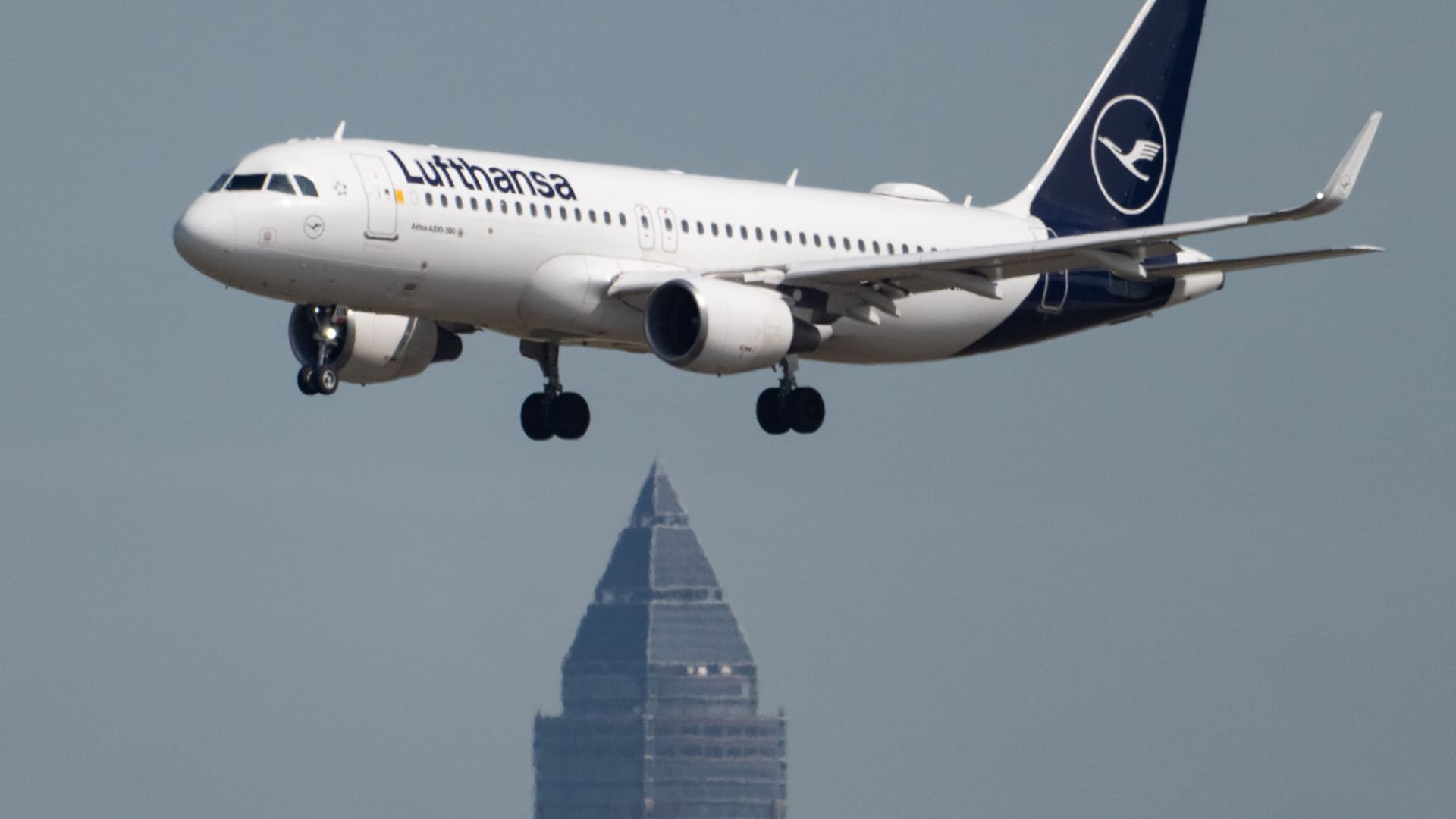 „Lufthansa“ įspėja: Iranas brangina skrydžius – dėl kuro papildomai kainuos 1,7 mlrd. eurų