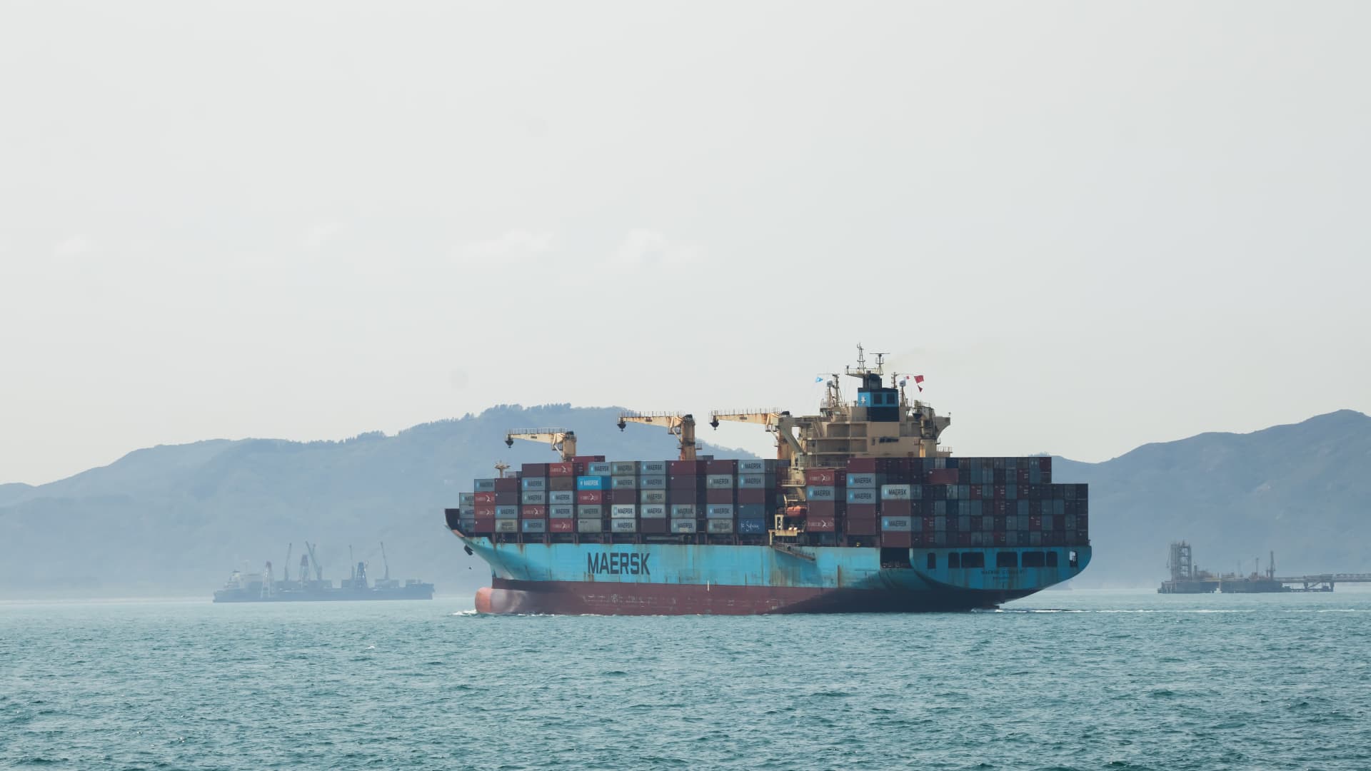 „Maersk“ laivas prasibrovė per Hormūzo sąsiaurį: JAV karinis laivynas atskleidė planą