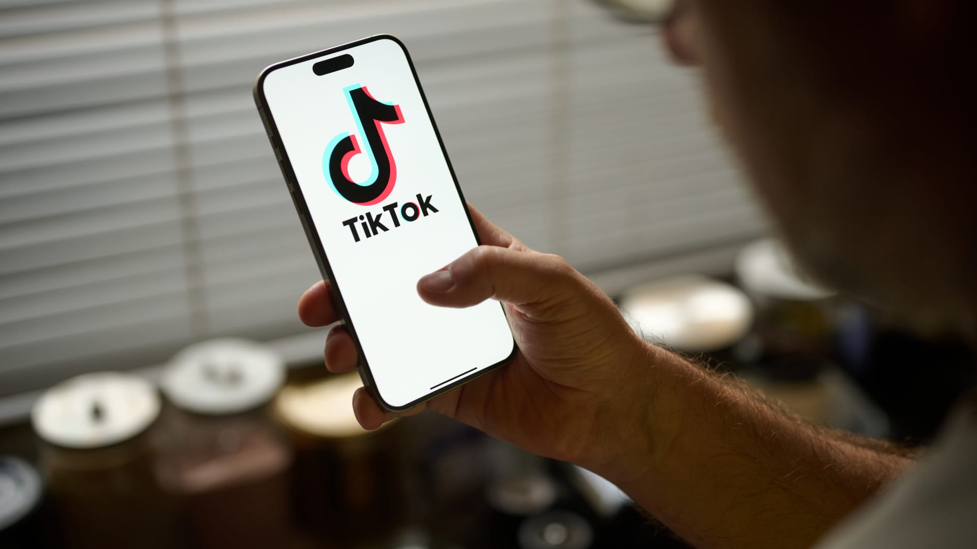 ES ruošia smūgį „TikTok“ ir „Meta“: taikiklyje begalinis slinkimas ir pranešimai vaikams