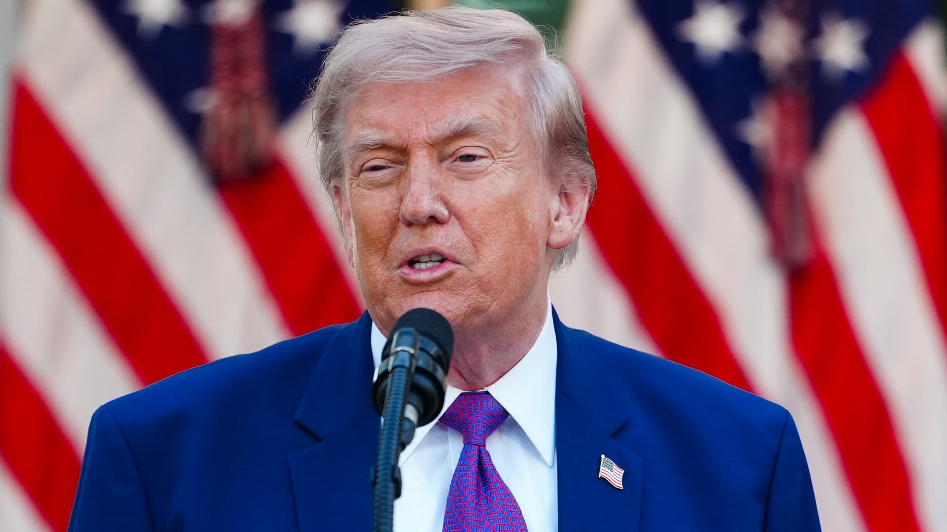 Trumpo sandoriai šokiruoja: ataskaita atskleidė šimtus milijonų eurų „Nvidia“ ir „Microsoft“ akcijose