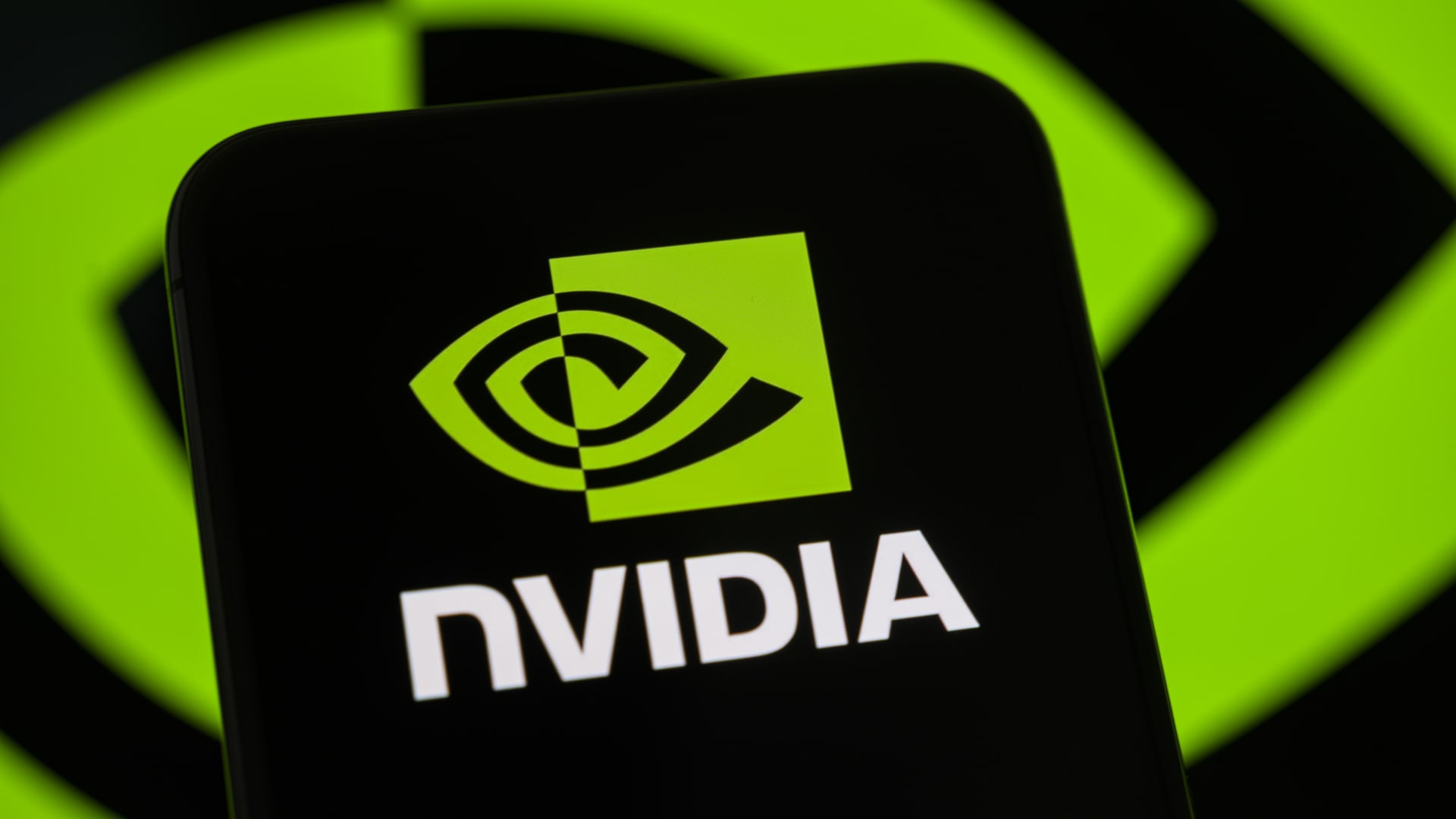 „Nvidia“ smogia rinkai: Singapūre kuria DI tyrimų centrą, o planai dėl robotų – ambicingi