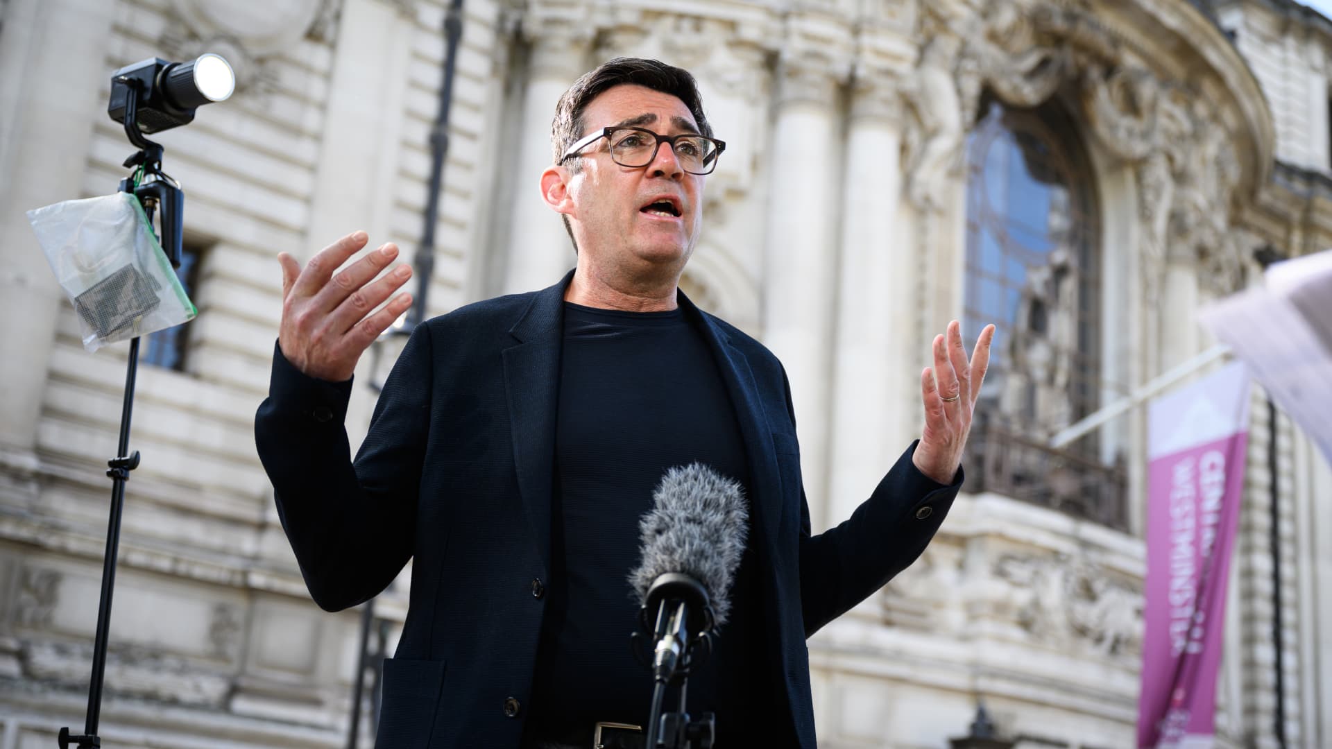 Iš Mančesterio į Dauningo gatvę? Andy Burnham užmojai sukrėtė rinkas ir kėlė klausimų