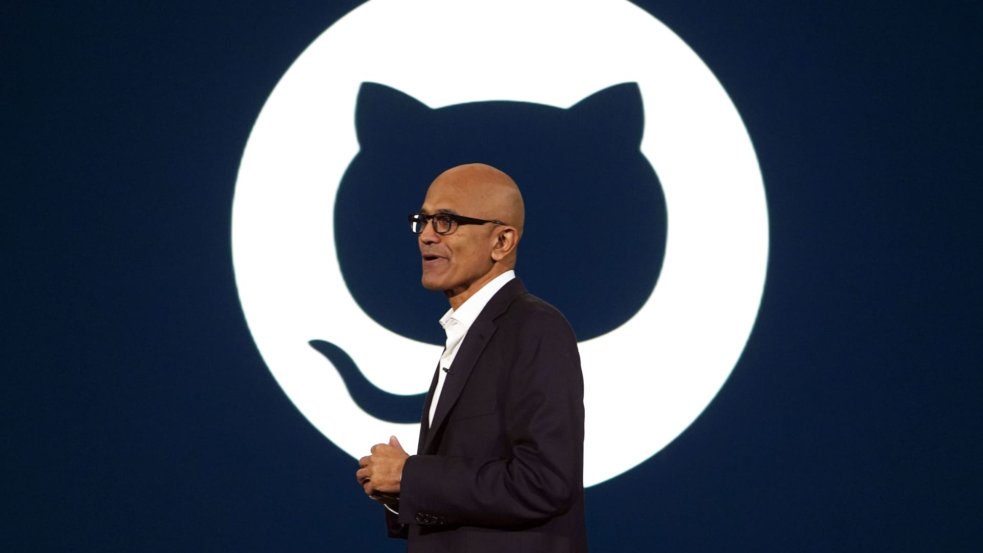 „Microsoft“ priklausantis „GitHub“ klumpa DI kodo lenktynėse: sutrikimai ir chaosas viršuje