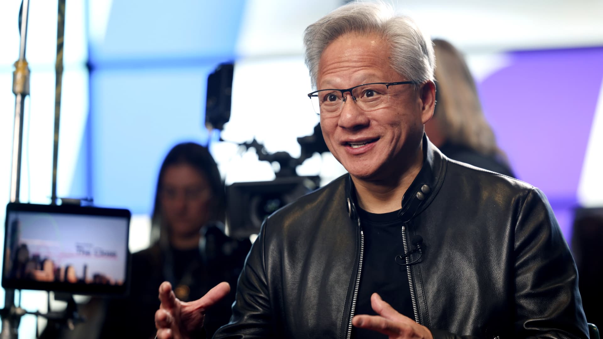 „Nvidia“ pripažino pralaimėjimą Kinijoje: DI lustų rinką perima „Huawei“, kas bus toliau?