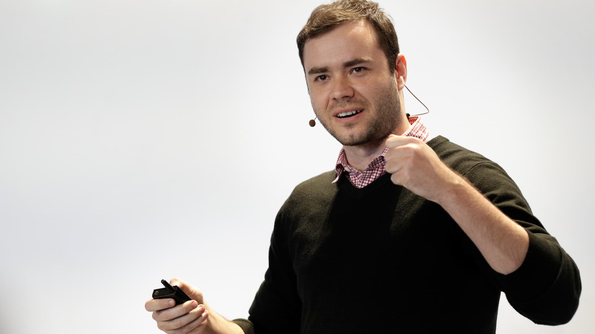 „Anthropic“ susigriebė „OpenAI“ bendraįkūrėją Karpathy: kas iš tiesų vyksta DI talentų kare