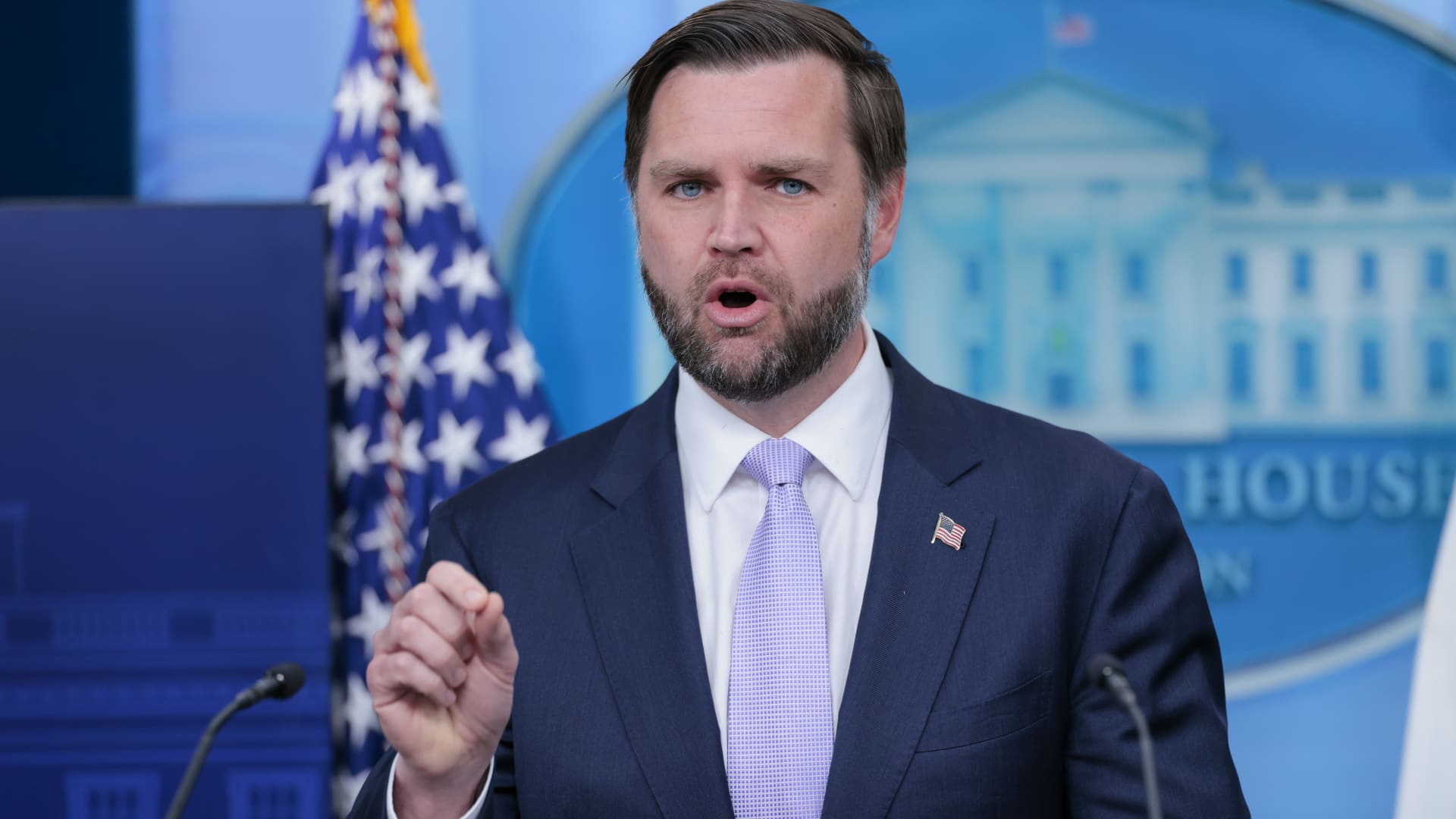 Vance aiškina D. Trumpo 3 700 sandorių: tvirtina, kad akcijų prezidentas pats neperka