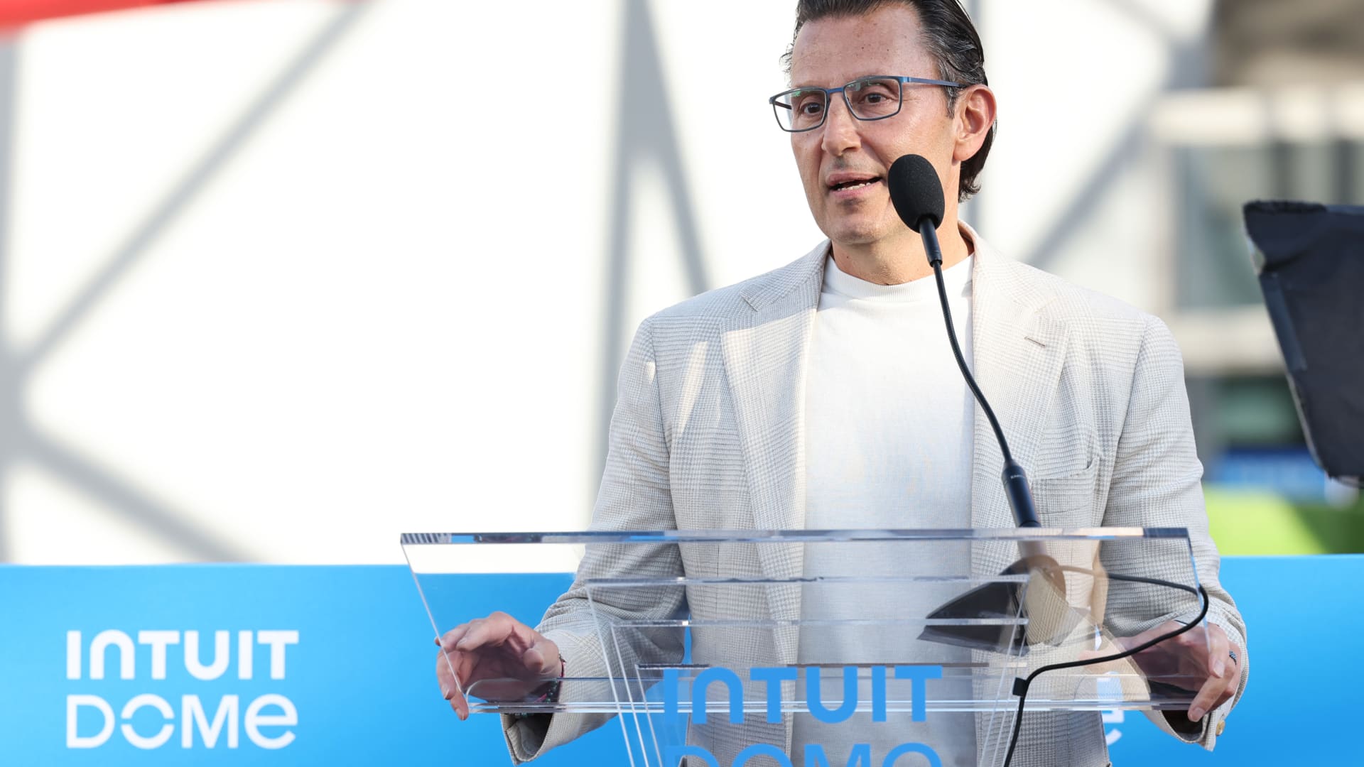 „Intuit“ atleidžia 17 proc. darbuotojų: daugiau nei 3 000 vietų dingsta DI bumo metu