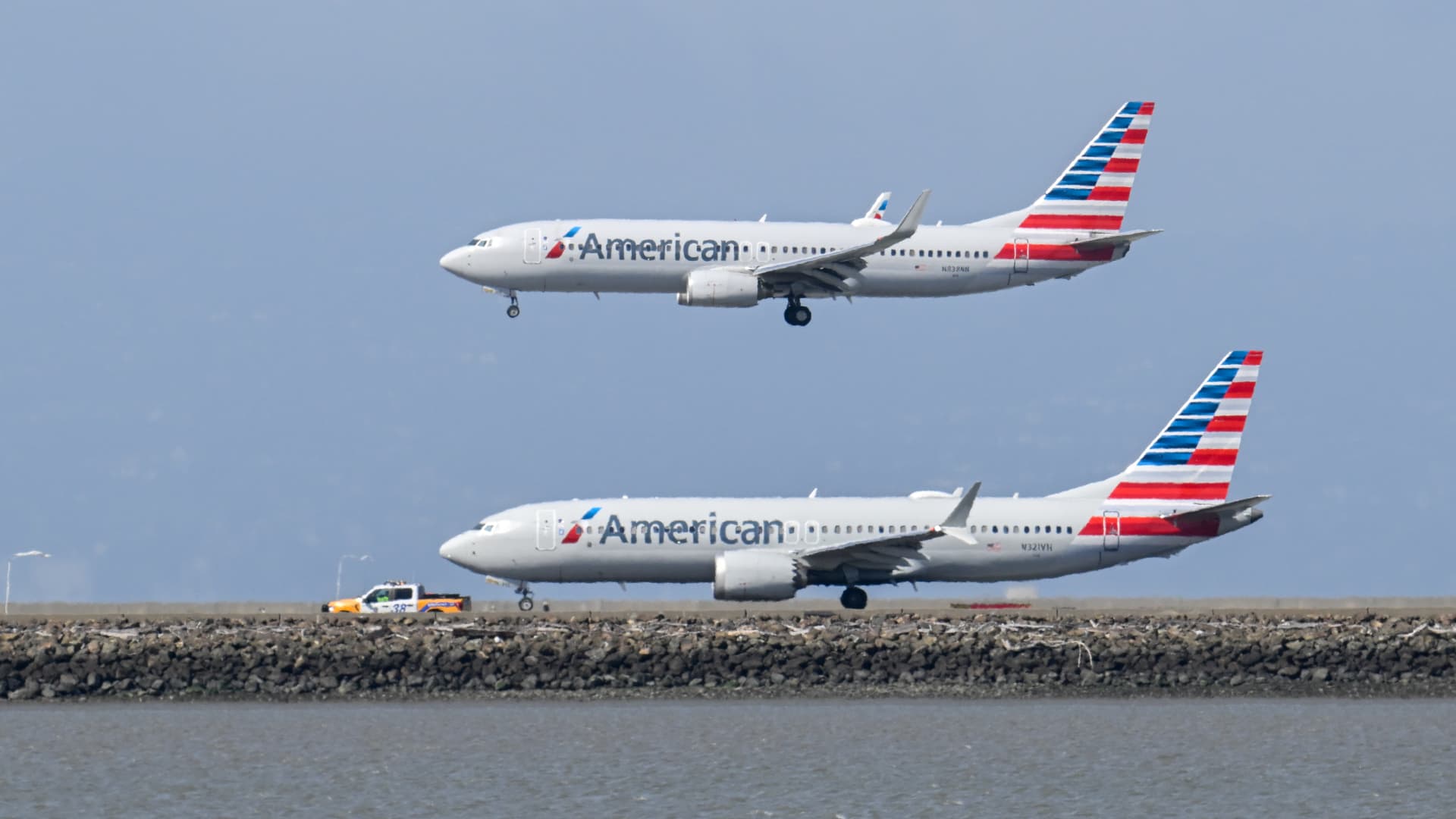 „American Airlines“ smogia konkurentams: daugiau nei 500 lėktuvų gaus „Starlink“ Wi‑Fi