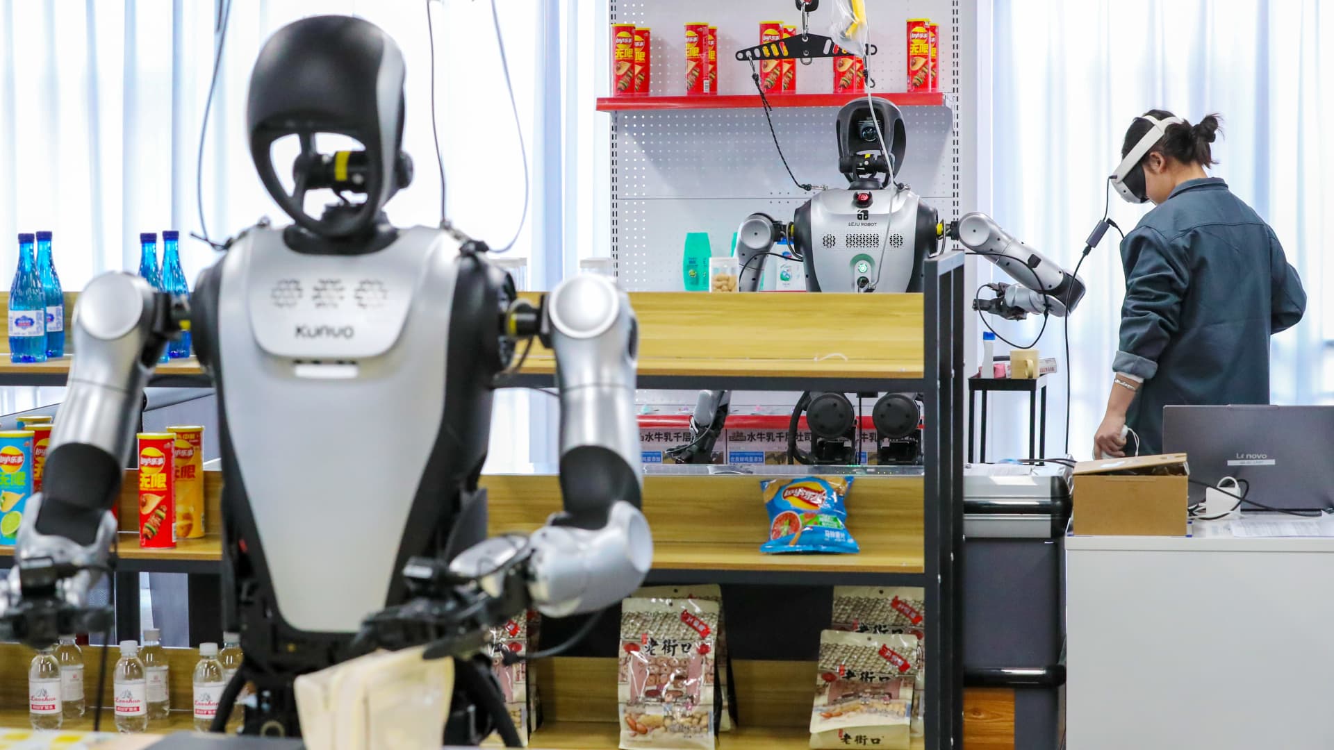 Kinija moko humanoidus dirbti: robotų mokyklose renkami duomenys, o rinka kaista iki 2030