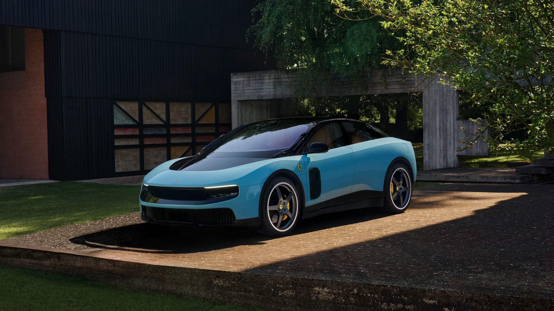 „Ferrari“ pristatė pirmą elektromobilį, bet rinkos verdiktas negailestingas: akcijos smuko 6 proc.