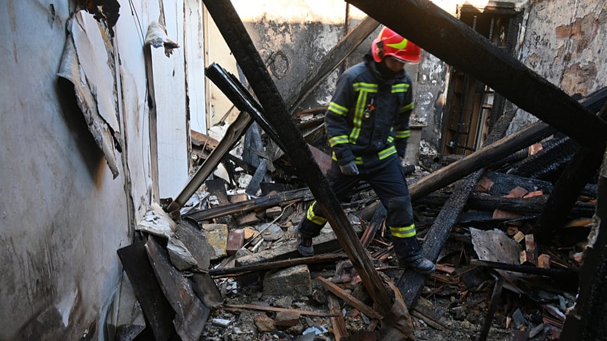 Rusijos dronai smogė gyvenamiesiems namams: žuvusieji ir dešimtys sužeistųjų, Kyjivas atsako