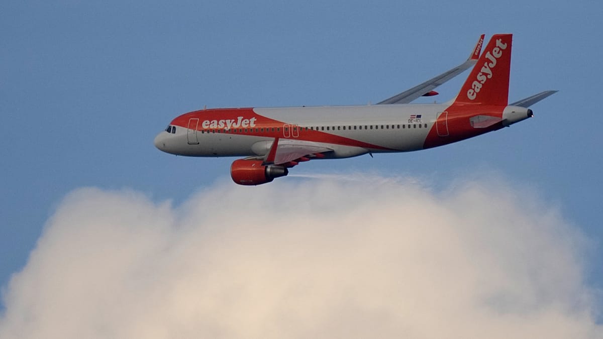 „EasyJet“ nuostoliai gilėja: Irano karas brangina kurą, o vasaros bilietus žmonės perka vėliau