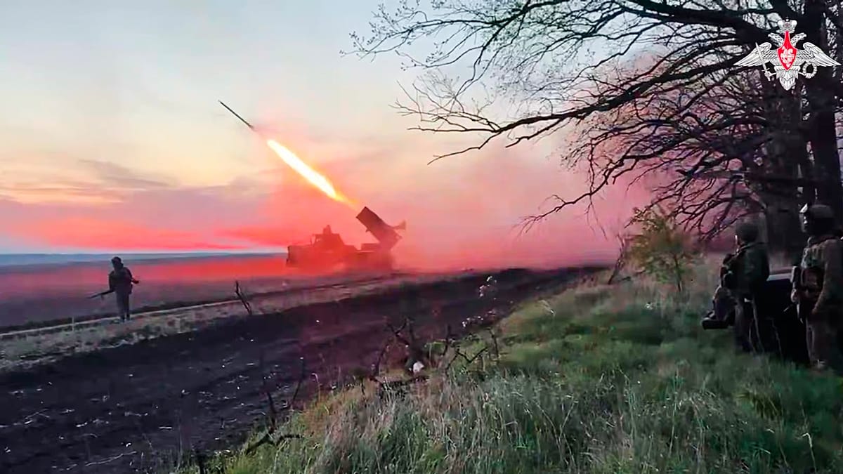 Rusija smogė beveik 300 dronų: žuvo žmonės, Ukraina atsiėmė 528 karių kūnus