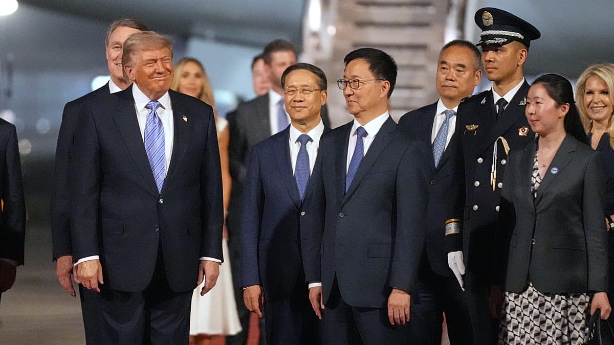 Trumpas atvyko į Pekiną derybų su Xi: darbotvarkėje prekyba, lydėjo Muskas ir „Apple“ vadovas