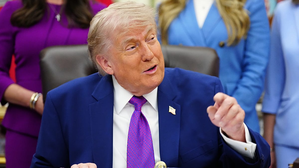 Atskleista Trumpo akcijų lavina: 3 600 sandorių ir šimtai milijonų eurų statymų į „Nvidia“