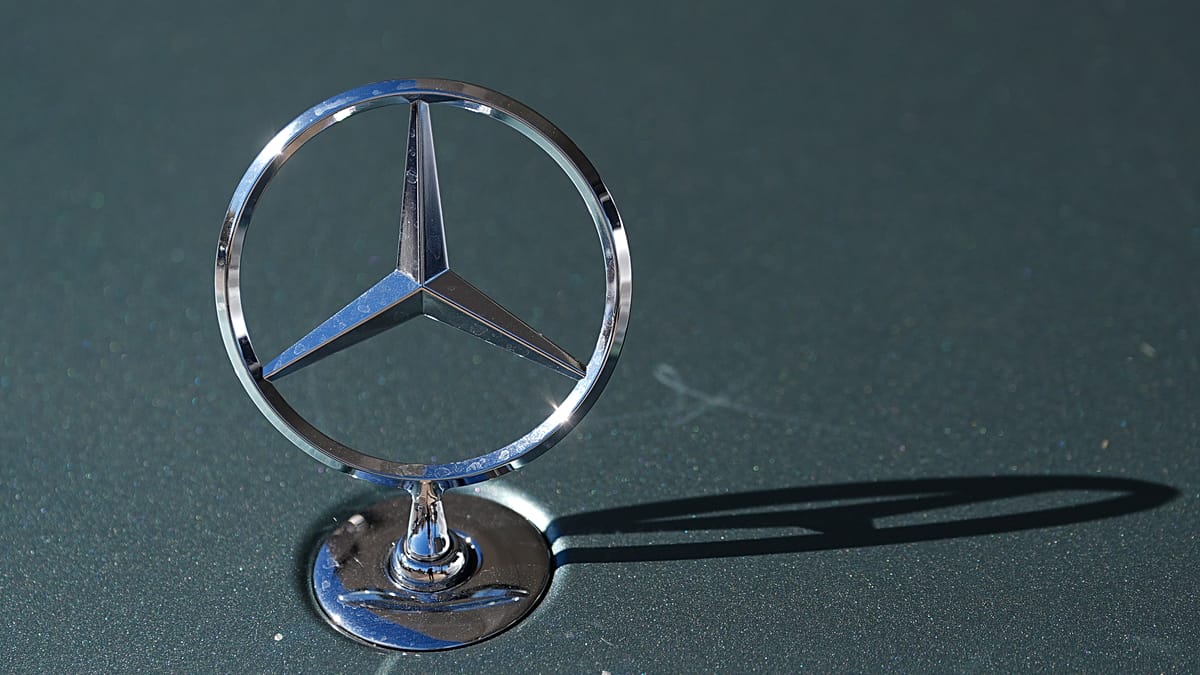 „Mercedes-Benz“ meta užuominą: automobilių milžinė svarsto žingsnį į gynybos sektorių Europoje