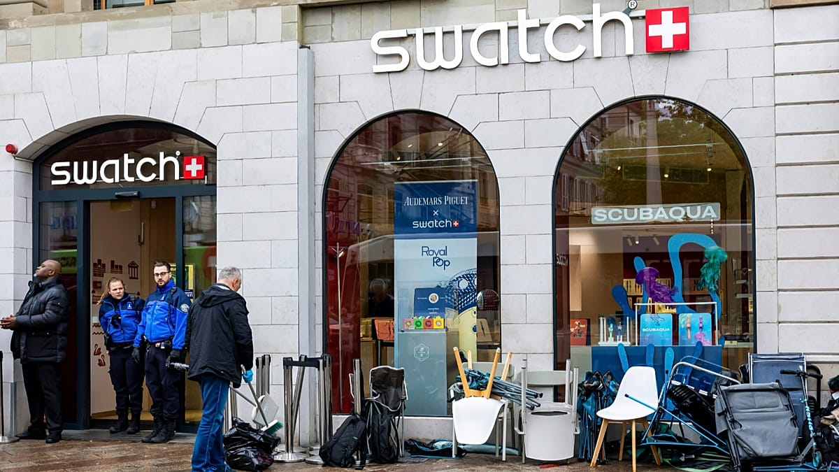 „Swatch“ prašo neplūsti į parduotuves: „Royal Pop“ laikrodis sukėlė eiles ir perpardavimą