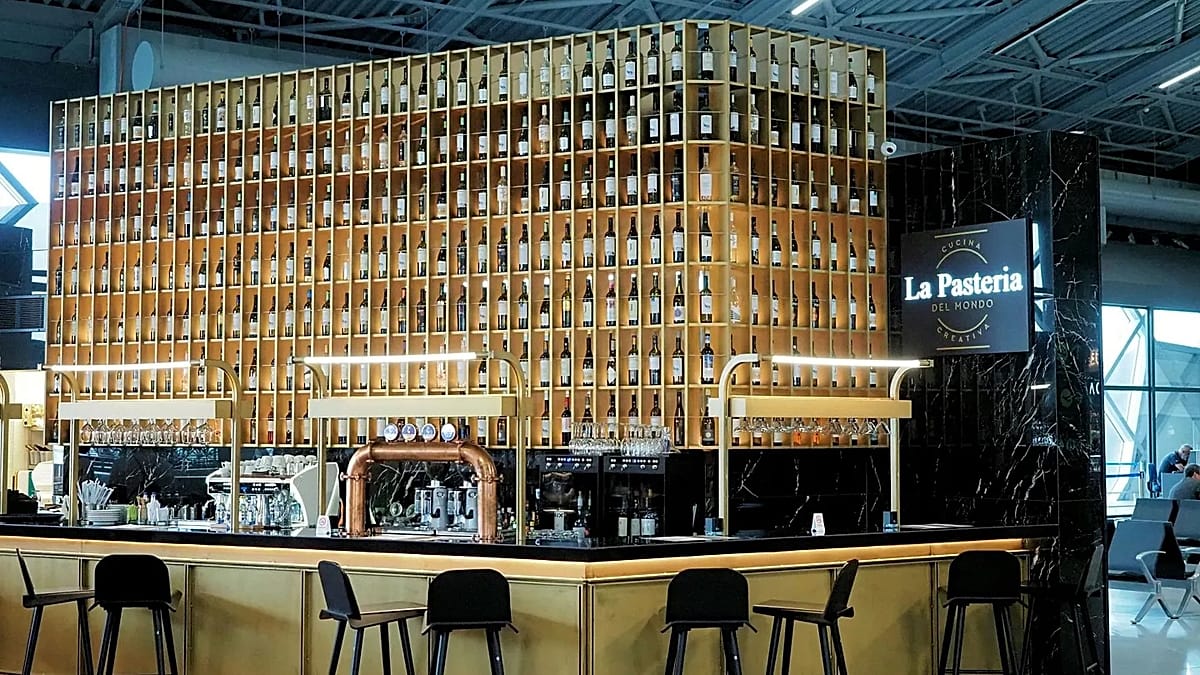 Alkoholis oro uostuose prieš rytinius skrydžius: „Ryanair“ siūlo ribas, pubai priešinasi