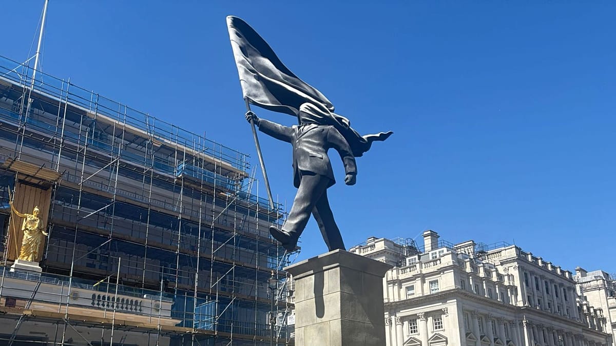 Londono centre per naktį išdygo paslaptinga skulptūra: Banksy patvirtino, kad tai jo darbas