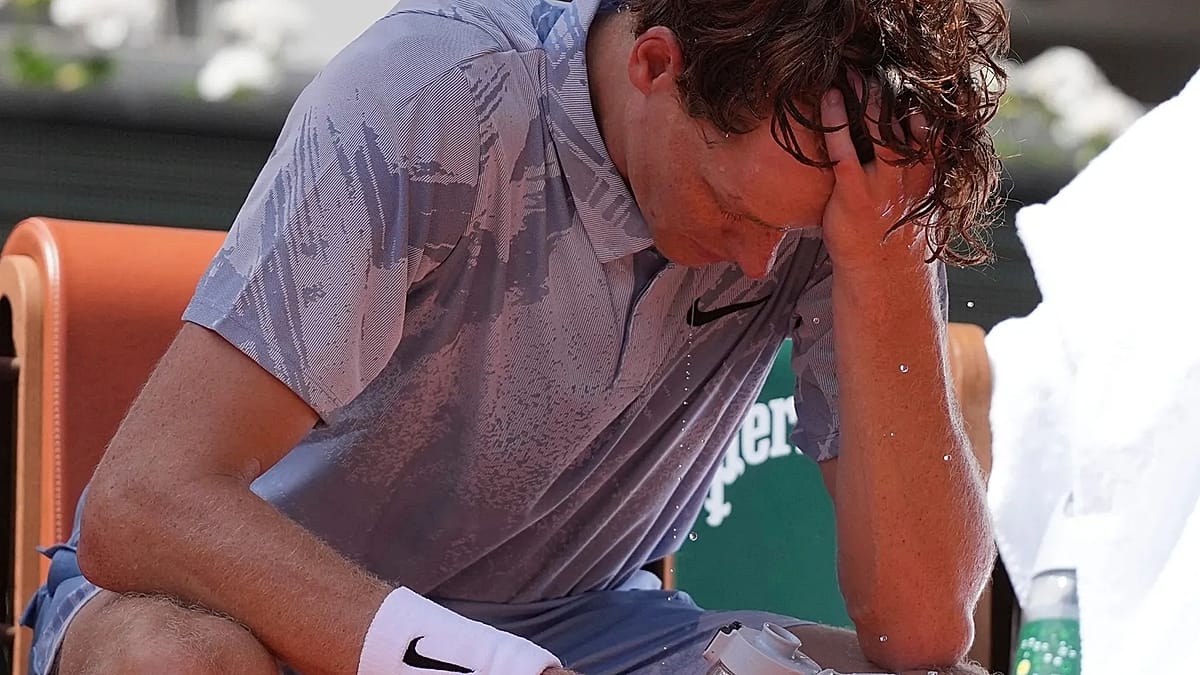 Jannikas Sinneris po dviejų setų pranašumo pasitraukė iš „French Open“: pritrūko jėgų karštyje