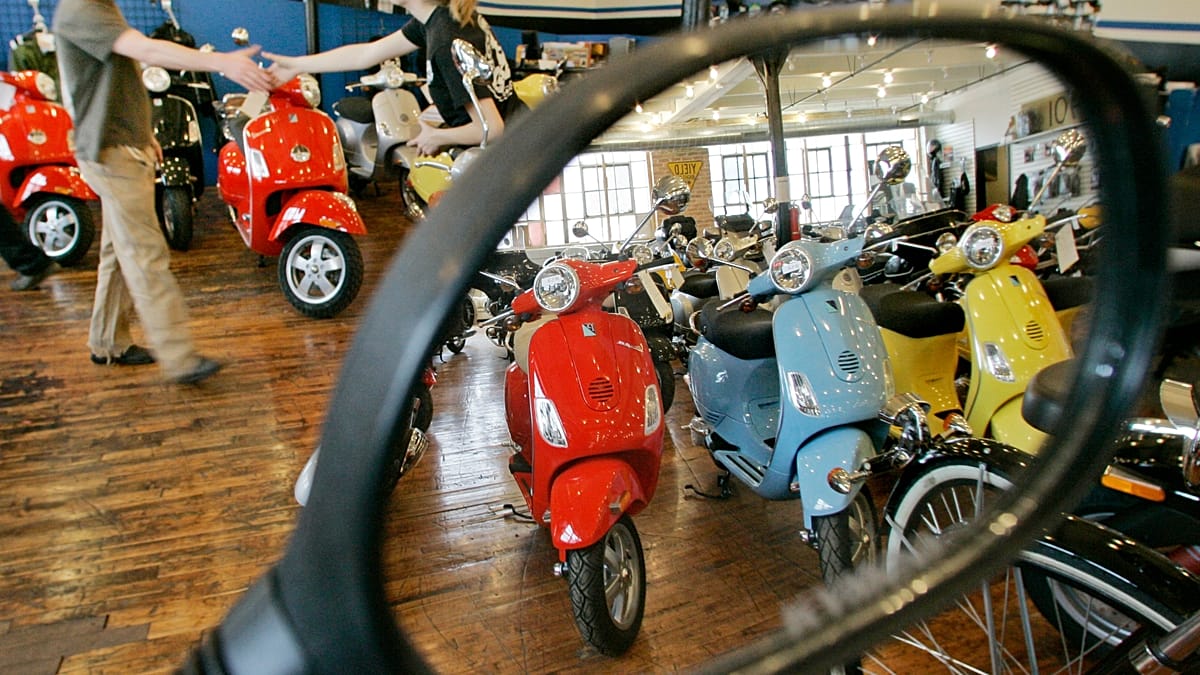 Vespa 80 metų: kaip 1946-ųjų patentas Florencijoje pavertė motorolerį pasauline ikona