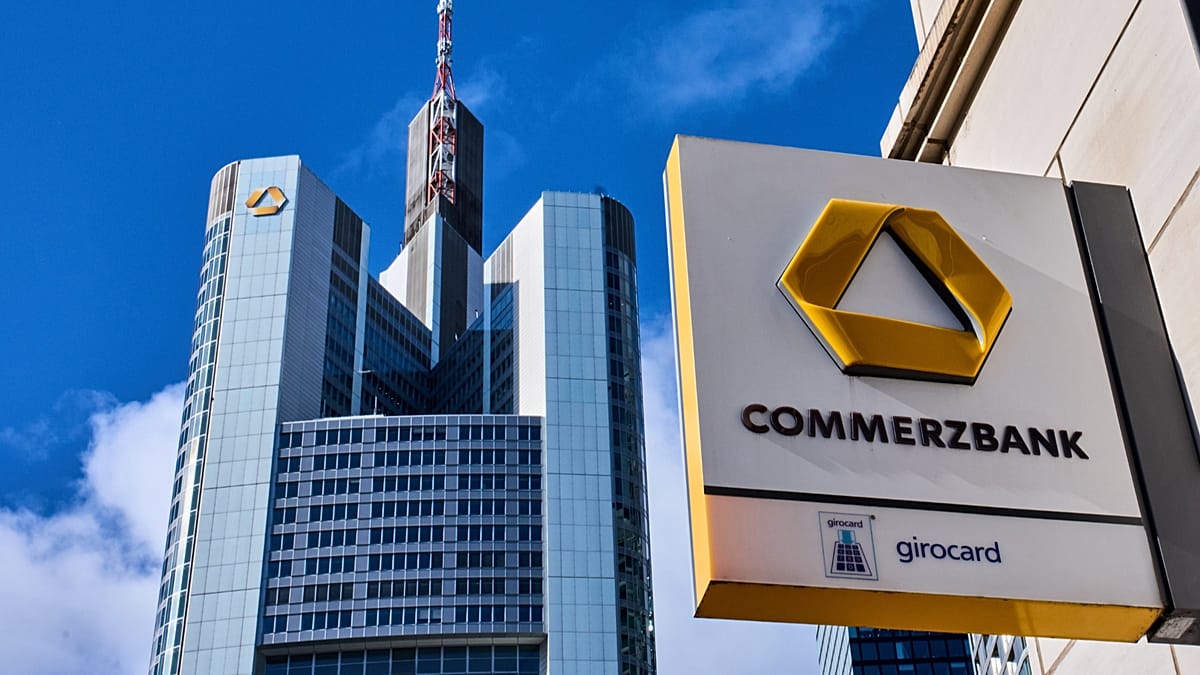 „Commerzbank“ žada didesnį pelną ir atleis 3 000 darbuotojų: atsakas į „UniCredit“ perėmimo planus