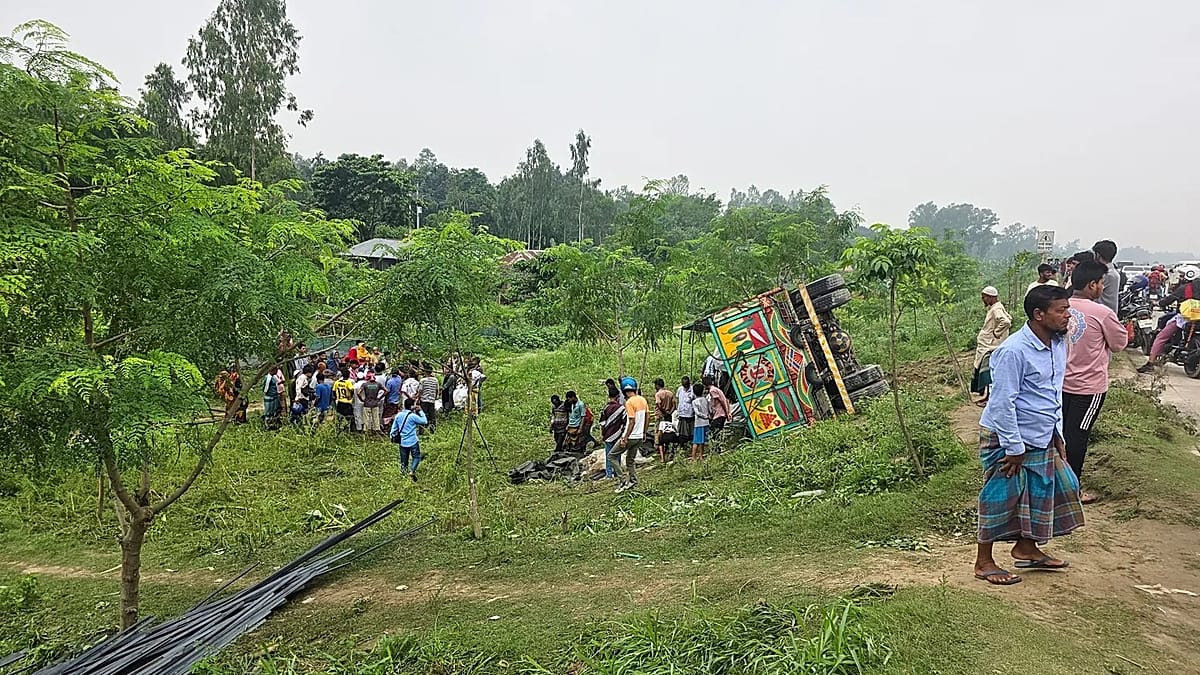 Siaubinga avarija Bangladeše: apvirtęs sunkvežimis nusinešė mažiausiai 15 gyvybių
