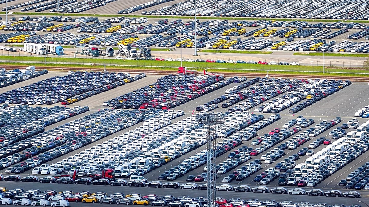 Trumpas žada nuo kitos savaitės kelti muitus ES automobiliams iki 25 proc.: kas keičiasi
