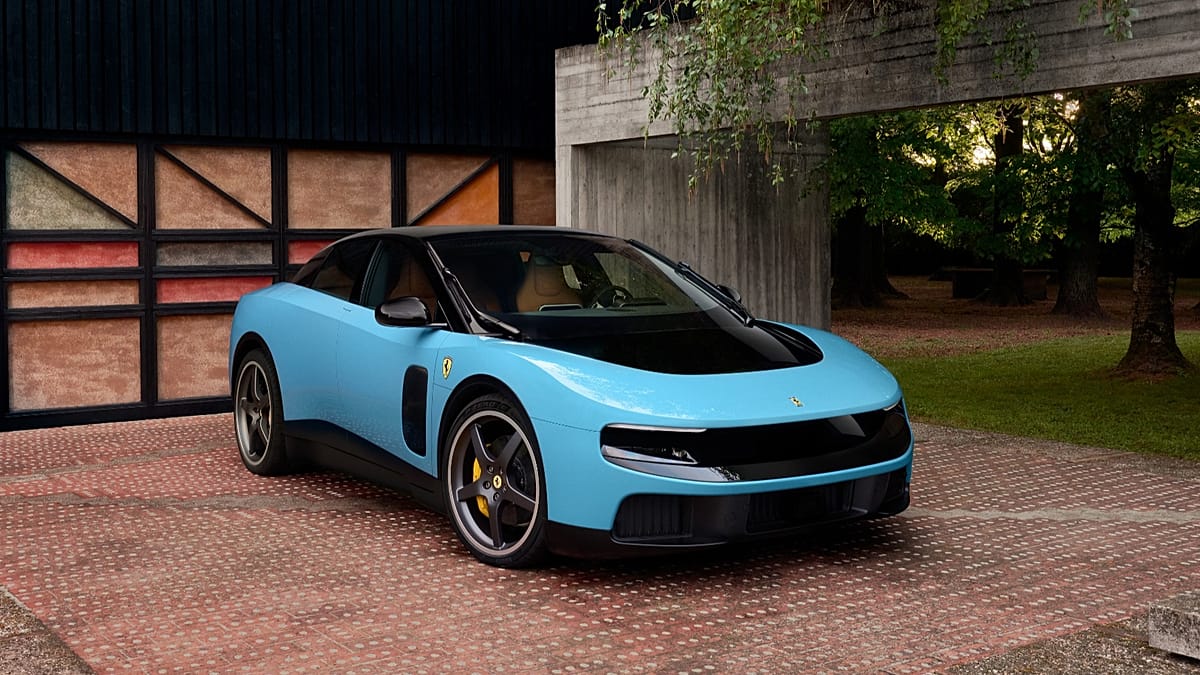 „Ferrari“ pristatė 550 000 eurų elektromobilį: internete juokiasi, akcijos krito 7,8 proc.